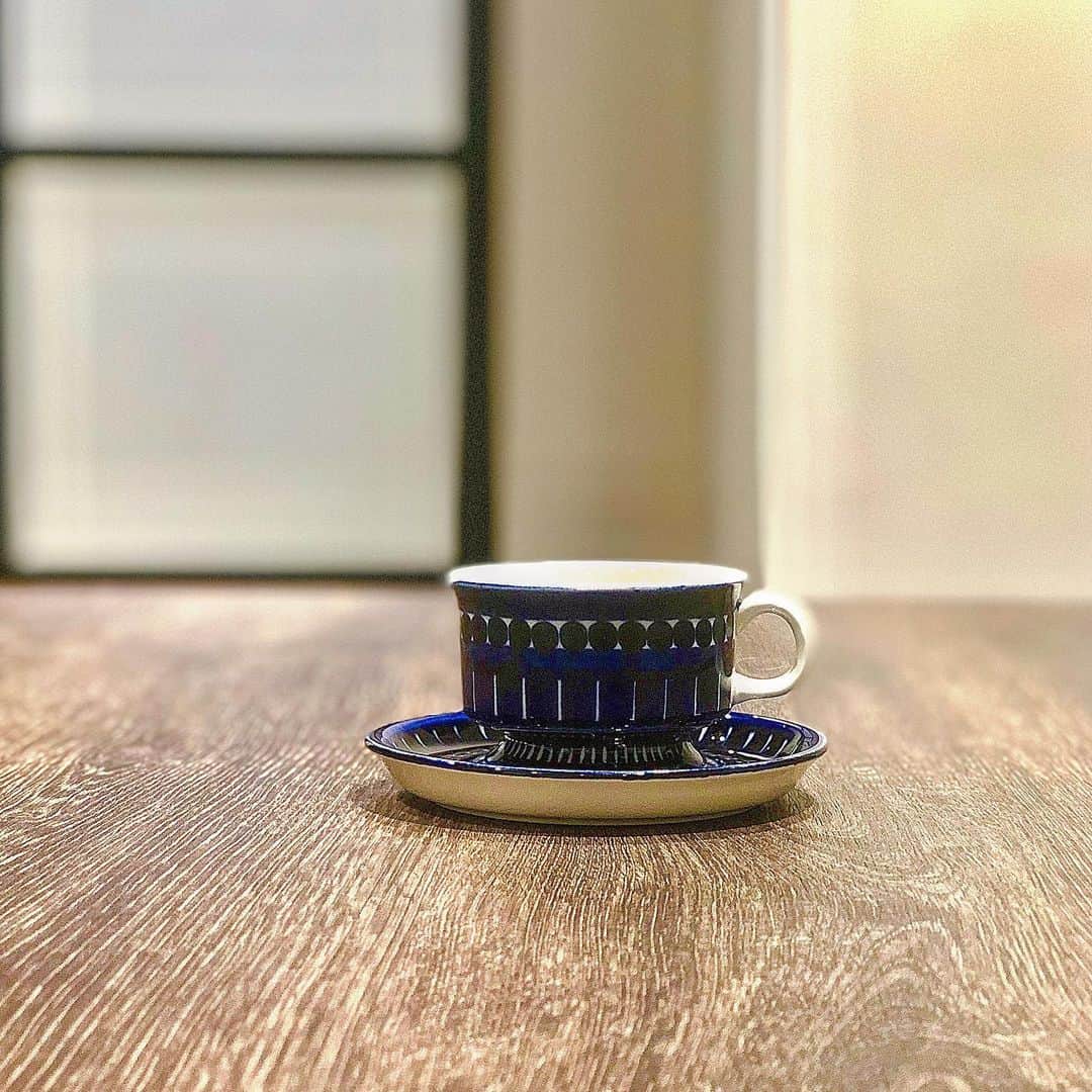 百瀬俊介のインスタグラム：「ARABIAのバレンシアシリーズ！🇫🇮 やっとGETできたコーヒーカップ☕︎ 廃盤となり今では生産されていない希少なビンテージ食器です。 写真と実物はかなり違う物である意味人と同じかもしれない！ 会ったことがなく写真を見ただけの印象と実際に会って話ししてみるギャップのようにこのカップを手にして感じる色合いの違いと存在感は圧巻！ オブジェのようにずっと眺めていられるアートな食器です。 #arabia #arabiafinland #coffeecup #アラビア食器 #バレンシア #北欧ヴィンテージ #北欧ヴィンテージ食器」