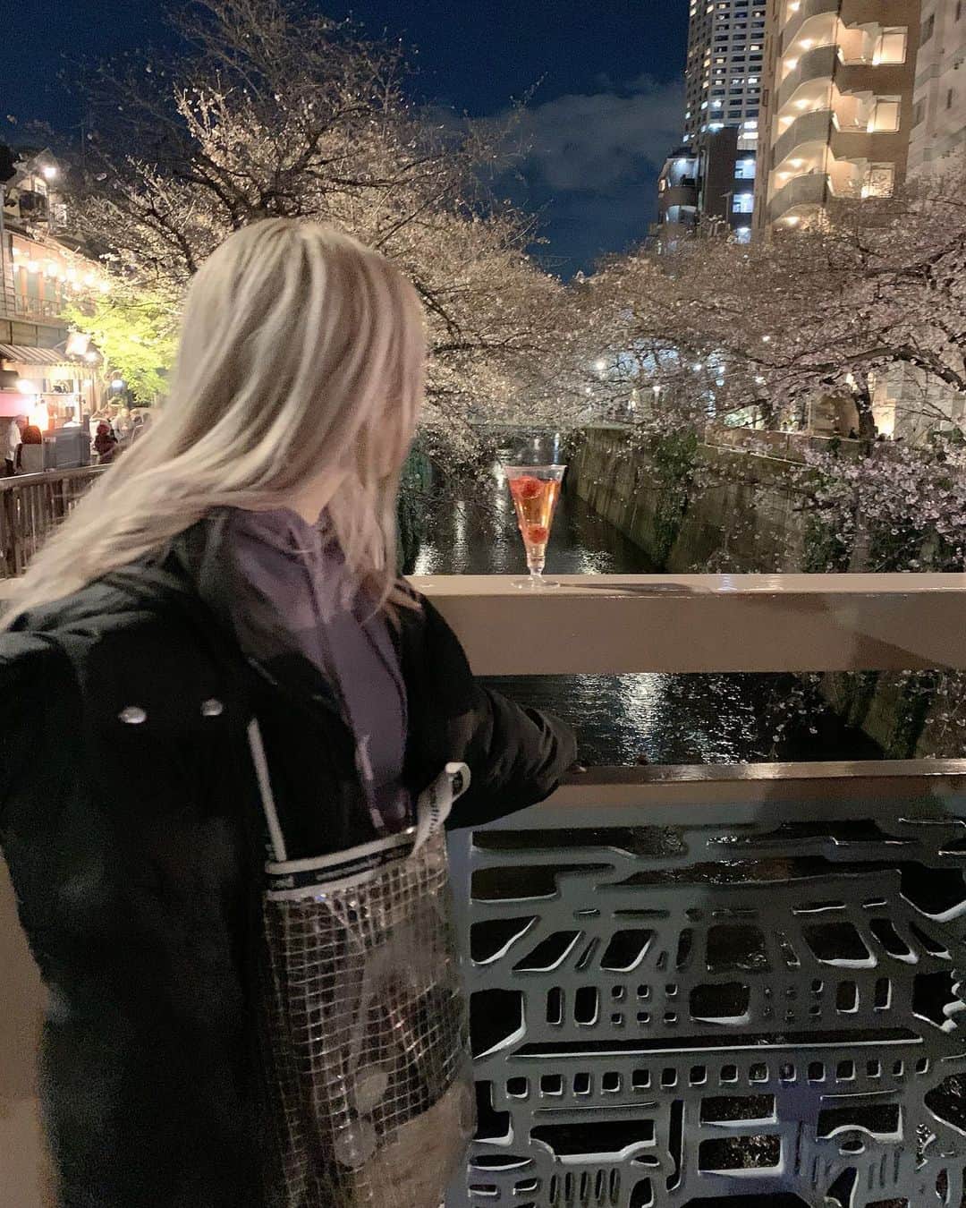 榊原伶奈のインスタグラム：「この間ゆりぴとご飯行った時に通りすがり花見した🌸 今年は花見とか出来ないからちょっとでも見れてよかったぁ 土日は家で引き籠る予定🙋‍♀️ 早く平和になりますように🕊💫 #中目黒 #中目黒桜」