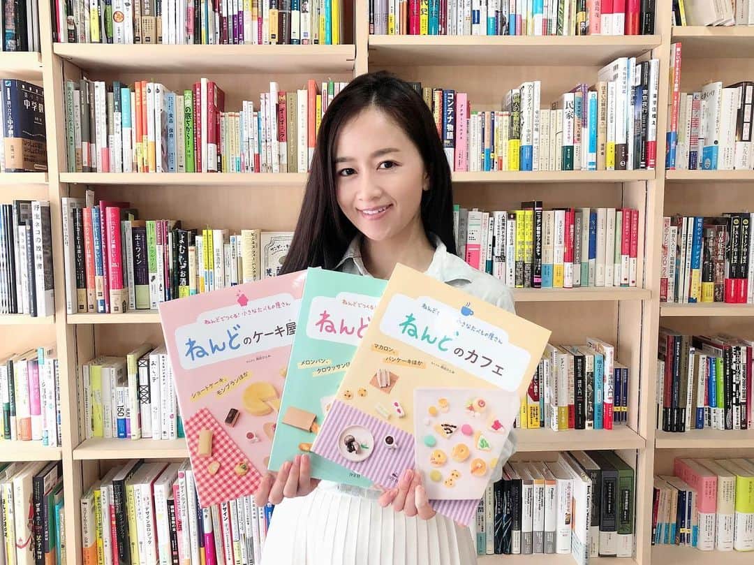 岡田ひとみ（ねんドル）さんのインスタグラム写真 - (岡田ひとみ（ねんドル）Instagram)「先日高崎の友人のお店『REBEL BOOKS』で、私の新刊にサインを書かせていただきました！ 必ず自分にぴったりの本が見つけられる本屋さん、おすすめです。 #rebelbooks #takasaki #bookshop #friend」3月27日 20時12分 - hitomi_nendol