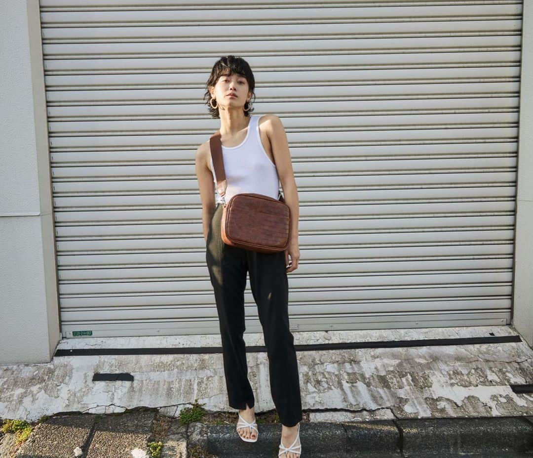 宮城舞さんのインスタグラム写真 - (宮城舞Instagram)「大人気の square shoulder bag の新色が発売されました🧡 季節を問わず使える ブラウンです！ 定番になりがちなコーディネートにブラウンで 変化をつけてみてほしいです🥺 EM特有の裏地カラーは 今回は薄めのカーキにしました💚(三枚目) この色合い本当に可愛いです🥺 こんな時期ですが 可愛いものを持って気分あげていきましょ🧡🧡🧡 #EM #イエム #ショルダーバック」3月27日 20時17分 - mai_miyagi