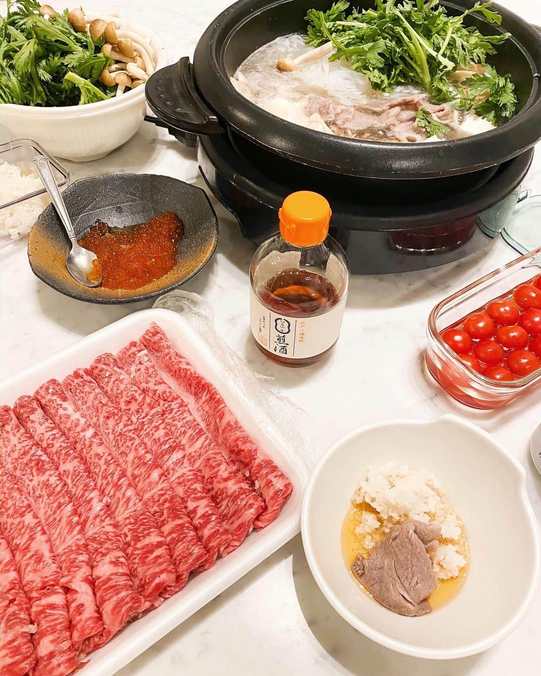 中川珠里さんのインスタグラム写真 - (中川珠里Instagram)「.﻿ 食にしか興味がいかなくなってきて﻿ 心配なところ🐷﻿ ﻿ 週末はなにを作ろう❔食べよう❔﻿ それだけ。﻿ ﻿ いつもすき焼きでいただくお肉を﻿ さっぱりしゃぶしゃぶな日。﻿ 梅酢と合わせてさっぱり。﻿ ﻿」3月27日 20時19分 - juri1104