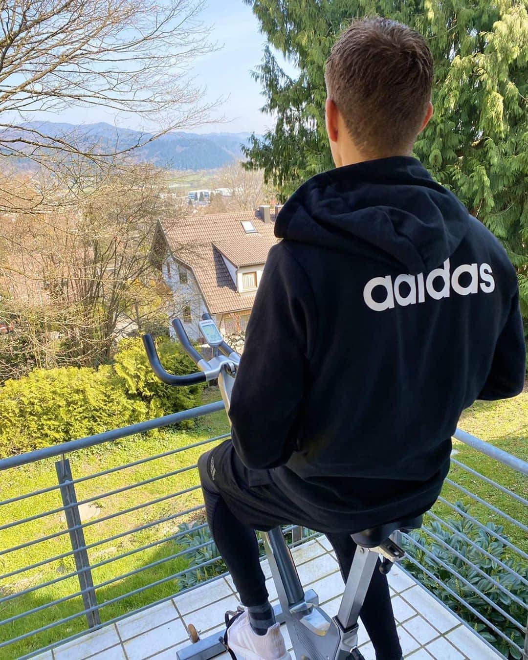ニルス・ペテルセンのインスタグラム：「#adidas #hometeam #SCF #NP18 *Werbung*」