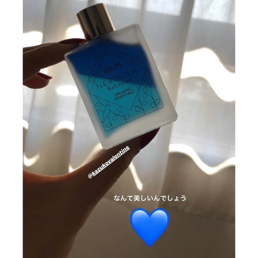 早坂香須子さんのインスタグラム写真 - (早坂香須子Instagram)「信頼してる って言葉、本当に嬉しい。 だって、自分が本気で使いたいものだけを本気で作ってるから。  みんなのおこもりに役立ってるのかな。本気で嬉しいよ。使ってくれてるみなさま、ありがとうございます。  エロスオイルはぜひお風呂に入れてみて。香り、保湿力、良きところがブワッと広がります。ヘアオイルとしても、仕上がり・香りともに良い仕事します。  ミストはマスクの内側に。 呼吸が深くなってリフレッシュ 私はストレス感じたら髪や首筋などにもシュッシュしてる 今いちばん使ってるかな。  バームは美容効果もたっぷりだから、美和ちんのお肌にトントン使いがバッチリ！ もちろん手洗いの後の保湿にも♡  #repost @miwanakabayashi via @PhotoAroundApp  信頼しているNEROLILAから 新ライン「EROS」のオイルとミストとバーム。 お化粧直しのときも シュシュっとミストをすれば スキンケアしたてのようにお肌が潤い透明感が出る！ マスクや花粉症で乾燥したお肌には バームをトントン乗せるように使っています。 ポーチにこれを入れておけば色々なところに使えて安心。 @kazukovalentine ちゃんさすがだなー！ ボトルも高級感があって素敵！✨ . #nerolilabotanica#nerolila#eros #ネロリラeros #ネロリラボタニカ」3月27日 20時23分 - kazukovalentine