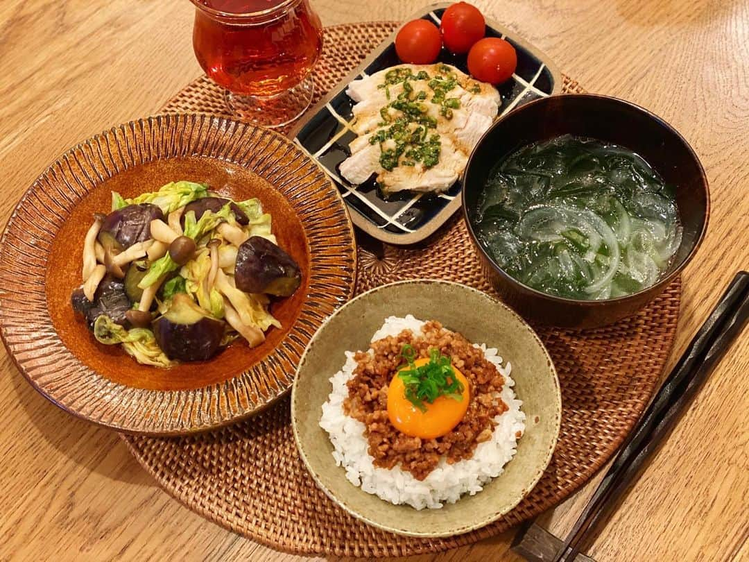 高山直子さんのインスタグラム写真 - (高山直子Instagram)「残り物アレンジと冷蔵庫の野菜とスーパーで唯一買えた鶏胸肉で🐣 ●ピリ辛肉味噌ごはん ●茄子と春キャベツの味噌炒め ●よだれ鶏 ●わかめと玉葱の中華スープ 肉味噌は少し前に作ったシュウマイの残りの豚挽肉を、酒・みりん・砂糖・味噌・甜麺醤・豆板醤で適当に炒めて。ごはんに超合う😳たくさん作って冷凍しておけばいつでもパパッと美味しくごはんが食べられるので豚挽肉手に入ったらぜひ。 冷蔵庫にあるもの、たまたま買えたものでメニュー考えると料理上手くなりそう。笑　ポジティブにいこう👩🏻‍🍳 ・ #なおコロ食堂 #あるもので#肉味噌#野菜を食べよう #簡単メニュー#お家ごはん#簡単レシピ」3月27日 20時34分 - nao_70koro