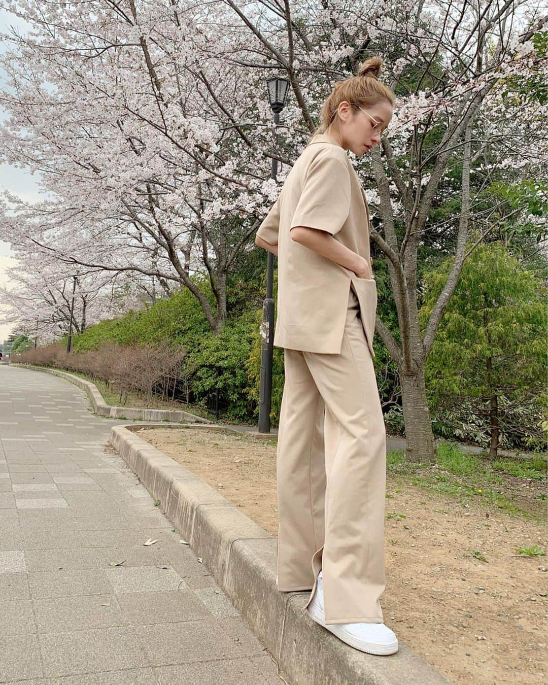 大森美知さんのインスタグラム写真 - (大森美知Instagram)「最近 買ったいつかの#私服 @qussio_official 上下セットで3万いかなかった気がする。#165cm くらいの身長でスニーカー履いてギリギリ ジャストな丈間。ヒールでも合わせれるしお気に入り♡ .  #インナー @hanes_japan  #メガネ @resee.official  #スニーカー #airforce1  @niketokyo .  #みちしふく #セットアップ #qussio#クーシオ  #別売りです  #ワンサイズ #fashion #基本ラフ #PRではありません」3月27日 20時27分 - michi_oomori_official