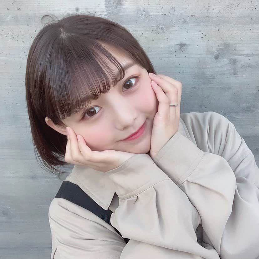 みさねのインスタグラム：「ㅤ いつもとメイク違う🌷 ㅤ 気になっとったLBのアイシャドウ使ってみたテラコッタかわいい🧱ラメはまった✌🏻 ㅤ アイベースがついとるけん発色も色持ちもいいしプチプラじゃけおすすめ！！！❤️ ㅤ @lb_ladybird  ㅤ #プチプラコスメ #春メイク #メイク#コスメ #アイメイク #ボブヘアアレンジ #LBTOKYO #LBコスメ #スパークリングリッチシャドウ #パーフェクトアイパレット #アイシャドウ #アイシャドウベース #テラコッタメイク #テラコッタ」