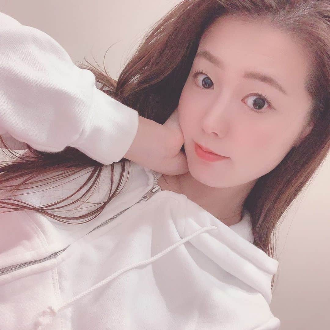 のインスタグラム：「#おうち時間を楽しむ🏡✨ 私はyoutube更新や勉強するつもり✍️✨あとお家にいて誰にも会わないけど、メイク研究がてらmakeup💄して気分を上げてるよ☺️😄🎀 お肌を休める時間も必要だし、メイクしてるん😉♬って時間も必要😂🌈✨ I enjoy spending time at home.and strengthen your strong body,mind and immunity.  #athome#お家時間を楽しもう#おうち時間の過ごし方」