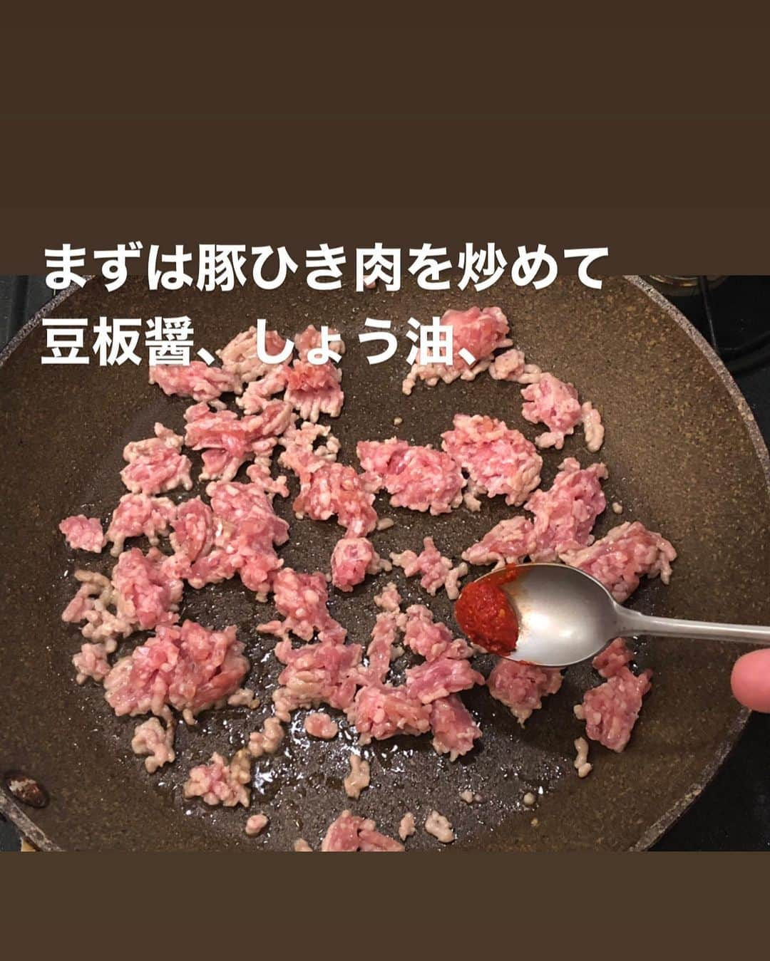 utoshさんのインスタグラム写真 - (utoshInstagram)「【レシピ付き】#在宅楽飯 ひき肉もやし焼きそば！﻿ ﻿ 焼きそばにぴったりの最高な具材は実は「もやし」だったりします。もちろん主役ではなく名脇役なんですが、もやしたっぷりな焼きそばはおいしいですよね。﻿ そこにピリ辛なひき肉をONして絶対おいしい焼きそばを作りました！在宅ワークにぜひ作ってみてください。﻿ ﻿ 今回は焼きそばのソースを使って作る、スタンダード焼きそばのアレンジなので、オススメ！﻿ ﻿ ﻿ 只今、リモートワーク中に簡単に作れるご飯 #在宅楽飯 を提案中です。﻿ 投稿増えてますね。色々な料理の方が工夫を凝らした簡単料理をシェアしてくれています。﻿ それぞれ置かれた立場が違うので、共通している部分とそうじゃない部分があると思いますが、﻿ 少しでも食事の負担が減らせたらとタグを使ってくださっています。ありがとうございます。﻿ ﻿ ﻿ お皿はChips @chips_inc さんのエーシェントポタリー！使いやすいですよ。﻿ ﻿ ﻿ レシピはこちら↓﻿ ＿＿＿＿＿＿＿﻿ ﻿ ひき肉もやし焼きそば（2人分）﻿ ﻿ 【材料】﻿ 焼きそば 2袋（粉ソースも使用する）﻿ 豚ひき肉 80g﻿ インゲン豆（あれば） 4本﻿ もやし 1パック﻿ ﻿ A﻿ 豆板醤 小さじ1/2﻿ しょう油 小さじ2﻿ ﻿ サラダ油 小さじ2﻿ ﻿ ﻿ 【作り方】﻿ （1）インゲン豆があれば2cm幅に斜めに切る。﻿ ﻿ （2）フライパンに油とひき肉をいれ、軽く炒め、切ったいんげん豆を入れて、Aの豆板醤としょう油を入れ、火が通ったら一度取り出す。さっとキッチンペーパーなどで拭き取る。﻿ ﻿ （3）中火のフライパンにもやしと焼きそば、水を入れて、よくほぐしたら蓋をして2分弱くらい蒸し焼きにする。﻿ ﻿ （4）蓋をあけたら粉ソースをいれて、よく絡めて、皿に盛り、上から2のひき肉をのせて完成。﻿ ﻿ ＿＿＿＿＿＿＿﻿ ﻿ ぜひ作ってみてくださいね。﻿ No local No food おいしく楽しく！﻿ ﻿ ﻿ ﻿ #焼きそば #yakisoba #やきそば﻿ #ややはつレシピ #とりあえず野菜食﻿ ﻿ #ellegourmet#lunch#brunch#breakfast#foodporn#instagramjapan#vsco#IGersJP#onthetable#ランチ#おうちカフェ#うちごはん#暮らし#フーディーテーブル#cooking#おうちごはん#朝ごはん#japanesebreakfast」3月27日 20時30分 - utosh