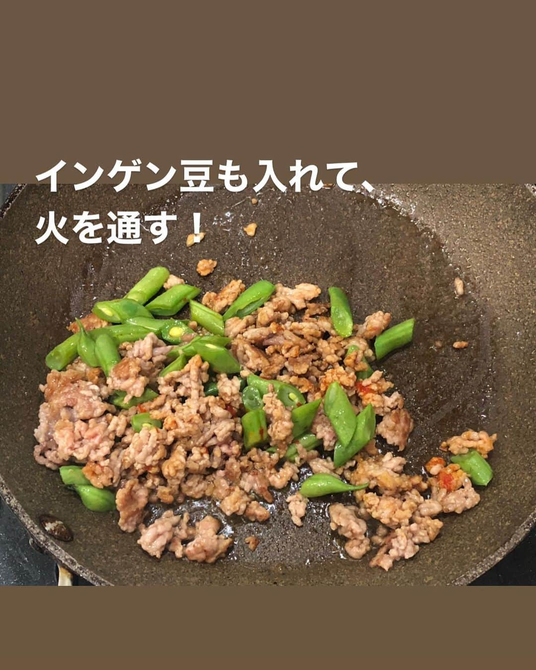 utoshさんのインスタグラム写真 - (utoshInstagram)「【レシピ付き】#在宅楽飯 ひき肉もやし焼きそば！﻿ ﻿ 焼きそばにぴったりの最高な具材は実は「もやし」だったりします。もちろん主役ではなく名脇役なんですが、もやしたっぷりな焼きそばはおいしいですよね。﻿ そこにピリ辛なひき肉をONして絶対おいしい焼きそばを作りました！在宅ワークにぜひ作ってみてください。﻿ ﻿ 今回は焼きそばのソースを使って作る、スタンダード焼きそばのアレンジなので、オススメ！﻿ ﻿ ﻿ 只今、リモートワーク中に簡単に作れるご飯 #在宅楽飯 を提案中です。﻿ 投稿増えてますね。色々な料理の方が工夫を凝らした簡単料理をシェアしてくれています。﻿ それぞれ置かれた立場が違うので、共通している部分とそうじゃない部分があると思いますが、﻿ 少しでも食事の負担が減らせたらとタグを使ってくださっています。ありがとうございます。﻿ ﻿ ﻿ お皿はChips @chips_inc さんのエーシェントポタリー！使いやすいですよ。﻿ ﻿ ﻿ レシピはこちら↓﻿ ＿＿＿＿＿＿＿﻿ ﻿ ひき肉もやし焼きそば（2人分）﻿ ﻿ 【材料】﻿ 焼きそば 2袋（粉ソースも使用する）﻿ 豚ひき肉 80g﻿ インゲン豆（あれば） 4本﻿ もやし 1パック﻿ ﻿ A﻿ 豆板醤 小さじ1/2﻿ しょう油 小さじ2﻿ ﻿ サラダ油 小さじ2﻿ ﻿ ﻿ 【作り方】﻿ （1）インゲン豆があれば2cm幅に斜めに切る。﻿ ﻿ （2）フライパンに油とひき肉をいれ、軽く炒め、切ったいんげん豆を入れて、Aの豆板醤としょう油を入れ、火が通ったら一度取り出す。さっとキッチンペーパーなどで拭き取る。﻿ ﻿ （3）中火のフライパンにもやしと焼きそば、水を入れて、よくほぐしたら蓋をして2分弱くらい蒸し焼きにする。﻿ ﻿ （4）蓋をあけたら粉ソースをいれて、よく絡めて、皿に盛り、上から2のひき肉をのせて完成。﻿ ﻿ ＿＿＿＿＿＿＿﻿ ﻿ ぜひ作ってみてくださいね。﻿ No local No food おいしく楽しく！﻿ ﻿ ﻿ ﻿ #焼きそば #yakisoba #やきそば﻿ #ややはつレシピ #とりあえず野菜食﻿ ﻿ #ellegourmet#lunch#brunch#breakfast#foodporn#instagramjapan#vsco#IGersJP#onthetable#ランチ#おうちカフェ#うちごはん#暮らし#フーディーテーブル#cooking#おうちごはん#朝ごはん#japanesebreakfast」3月27日 20時30分 - utosh