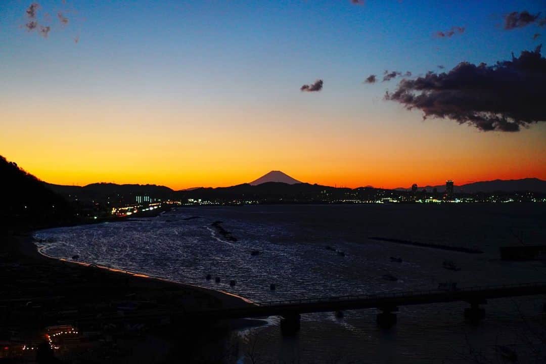 Naokoのインスタグラム：「Night has come..💫 @sony a6100📸 * 夜が来てまだ朝が来る 毎日地球は変わらず時を刻んでいるけど 今世界中の人たちは私も含め恐怖と不安とで 当たり前の日常をとてもじゃないけど過ごせていない  今日も富士山は綺麗だったのかなぁ、とか 桜はこの週末で見頃を迎えるのかなぁ、とか 見たくても見られない今がとても悲しい  でも自然は偉大で見ようと思えば何度でも見せてくれる 人の命と引き換えにすることなんて存在しない 早くこの不安な日々を抜け出したいから みんなで同じ方向を向いて 行動しないといけないね  明日は何しようかな😎 娘とお菓子作りでもしてみようかな🤩 #stayhome」