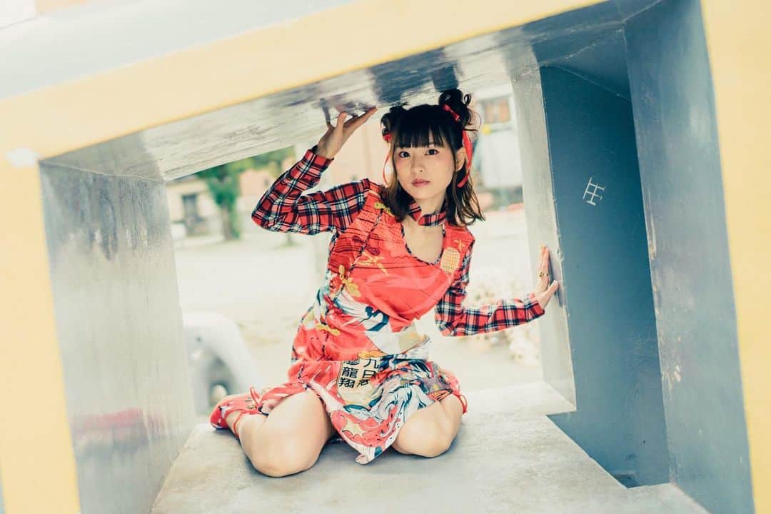 のインスタグラム：「並行感覚  @nkyn_photo  遊具の色がかわいい」