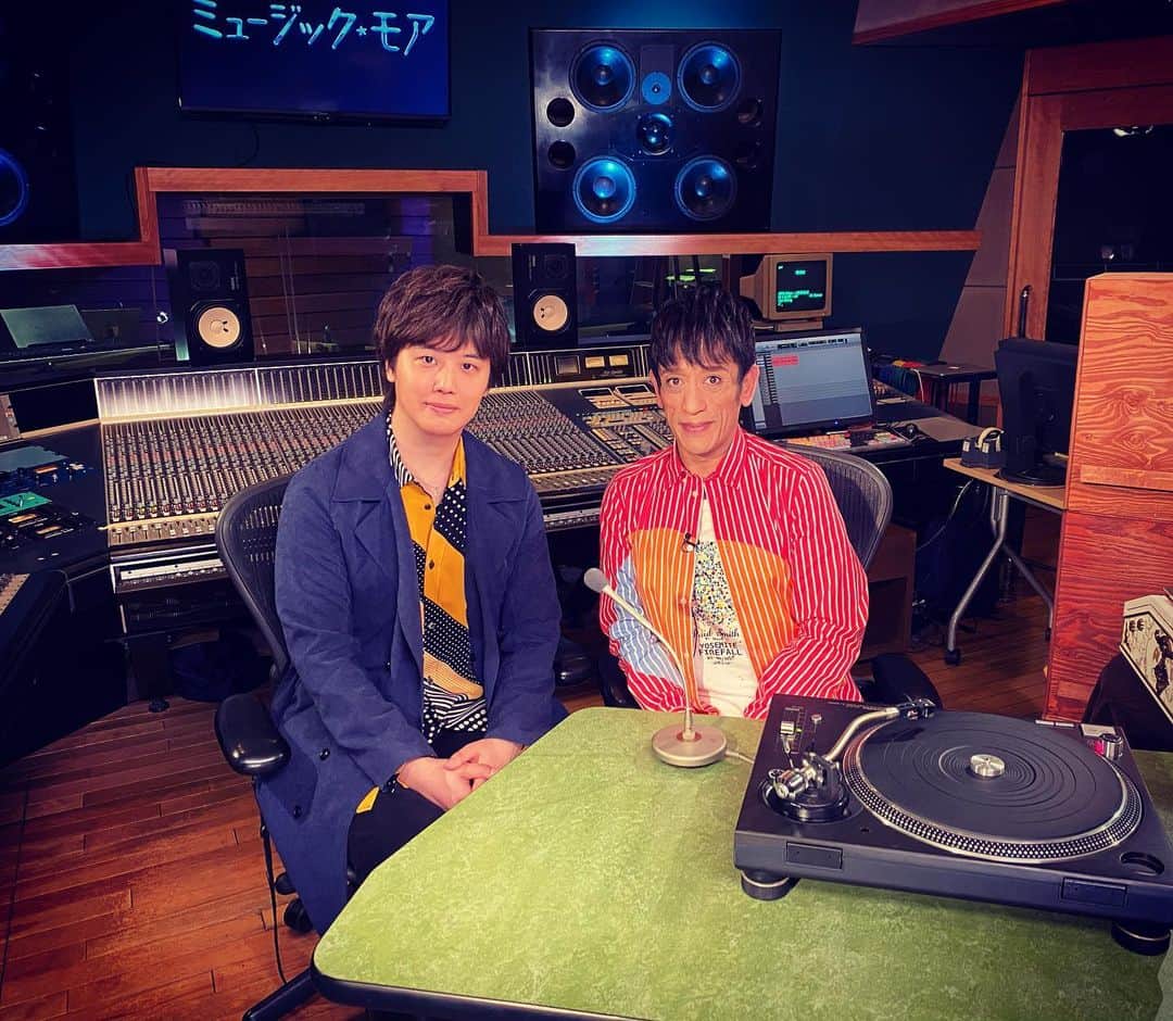 三浦祐太朗のインスタグラム：「「ミュージック・モア」出演させて頂きました。夢先案内人、MELODYを３人で演奏。写真はクリス松村さんと📸」