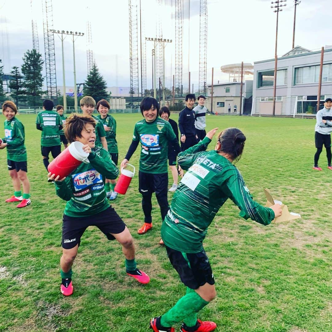 有吉佐織さんのインスタグラム写真 - (有吉佐織Instagram)「松田紫野ちゃん🥜 お誕生日おめでとう🎂 1年に1度、みんながシノに水をかける日🥳 自分に水かかってそうな写真あるけど🤪 地味にひなたのカメラ目線オモロ😂 最後動画うまく入りきれなくて、やり方もわからなくてそのままにしちゃった、ごめんね、悪意ないよ☺️」3月27日 20時44分 - ariyoshisaori_1101