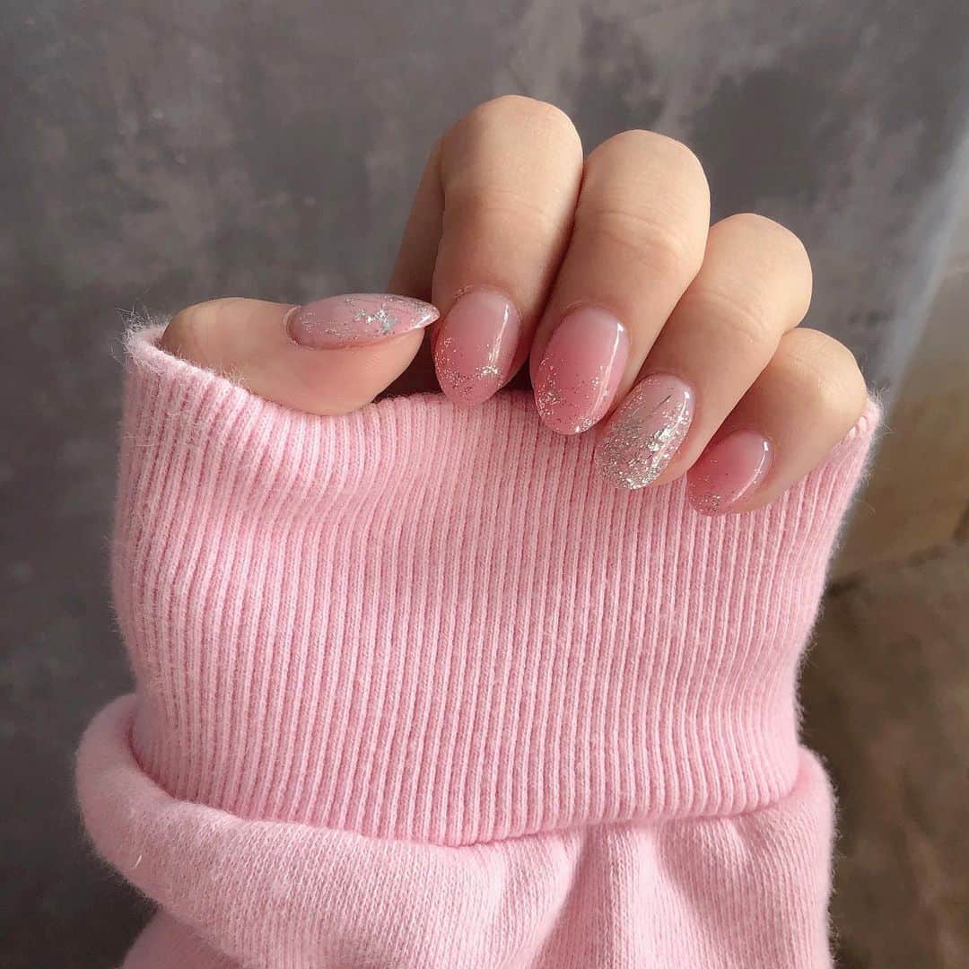 のインスタグラム：「・﻿ ネイルは専らピンクよ〜〜〜🥺💖﻿ ﻿ グラデーションにしてるのは根本が伸びてもバレづらくてお得感があるから……じゃないんだからっ！！﻿ ﻿ ﻿ #ネイルデザイン﻿ #ピンクネイル #グラデーションネイル﻿」