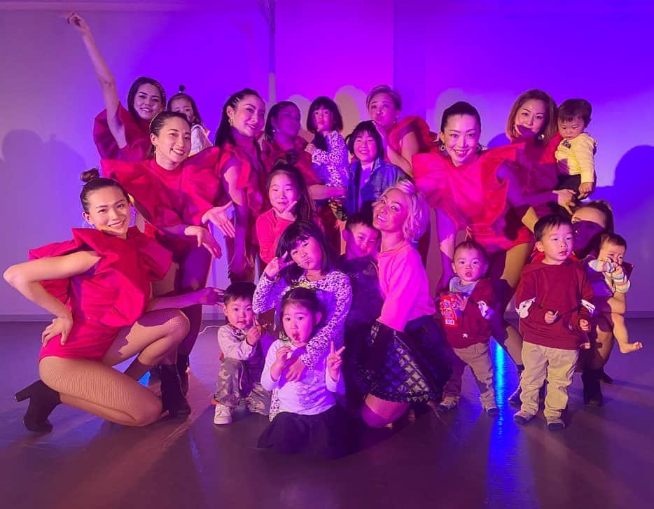 Nazukiさんのインスタグラム写真 - (NazukiInstagram)「💖 𝕄𝕒𝕞𝕚𝕥𝕒𝕫💖 2020.3.26✨ produce by @nazuki_08 ✨ ママダンス作品💕. DANCE HOLICがコロナで急遽イベントが延期になり😥  スタジオパフォーマンス撮影をしました👏🏻👏🏻👏🏻 2ヵ月間、育児に仕事に毎週子連れでリハーサルに参加して、子供ギャン泣きしても、あやしながら、抱っこしながら、踊って😭. .  そして、コロナで学校もお休みになって、生活環境も変わり、外に出づらい状況でメンバー2人が辞退になったりしたけど、みんなのダンスに対する熱い気持ちが、エネルギーになり、ママパワー全開で、みんなが作品に挑んでました✨✨✨. コロナで、ステージでは踊れなかったけど、この世の中の逆境にも耐えて、みんなでポジティブに明るくリハーサルに励んできたから、何か形に残したくて、ステージパフォーマンス撮影しました🥺🥺 .  みんなダンス経験者ではありますが、妊婦、出産を経てダンスにブランクがあり、きっとこんな一生懸命になる気持ちになったのも久々だったんじゃないかなと✨  ママになっても何かに没頭する気持ち、みんなと力合わせてやる気持ち、いくつになっても私は大事だと思います💖  きっと子供はママの背中を見てるからそんなママを誇りに思うと思う✌️ ダンスじゃなくたっていい‼️ 何か自分が夢中になれる事を‼️. がむしゃらにやる気持ちが、心を磨かせてくれると思うし、輝いていくんじゃないかと思います✨✨✨ ママダンスクラス初めて、まだ2年😊 ダンスだけではなく、一人一人と向き合っていくのをモットーにやってきて、こうしてみんなが輝いていく姿を見て、同じママとして、私自身もパワーもらえてる🥺❤️ コツコツだけど発信し続けていこうと思います✨. ‼️継続は力なり‼️ ほんとにみんなありがと👏🏻😭💖 今回は特に思入れ深い作品になったー😭😭😭🎁 やっぱ作品作るの好きだなー ✨✨✨ 延期に向けてみんな更にパワーアップしていこう😊  スタジオ✨ @studio.major 📸 @showko1213  @mittan_3210  thank you🙏  動画もアップしますね😊  #mama #dance #dancer #mamadance #coreography  #producer #nazuki #baby #ママ　#ママダンス  #ママダンサー #出産　#育児　#妊娠　#子育て　#子供　#子連れダンス　#mamitaz」3月27日 20時48分 - nazuki_08