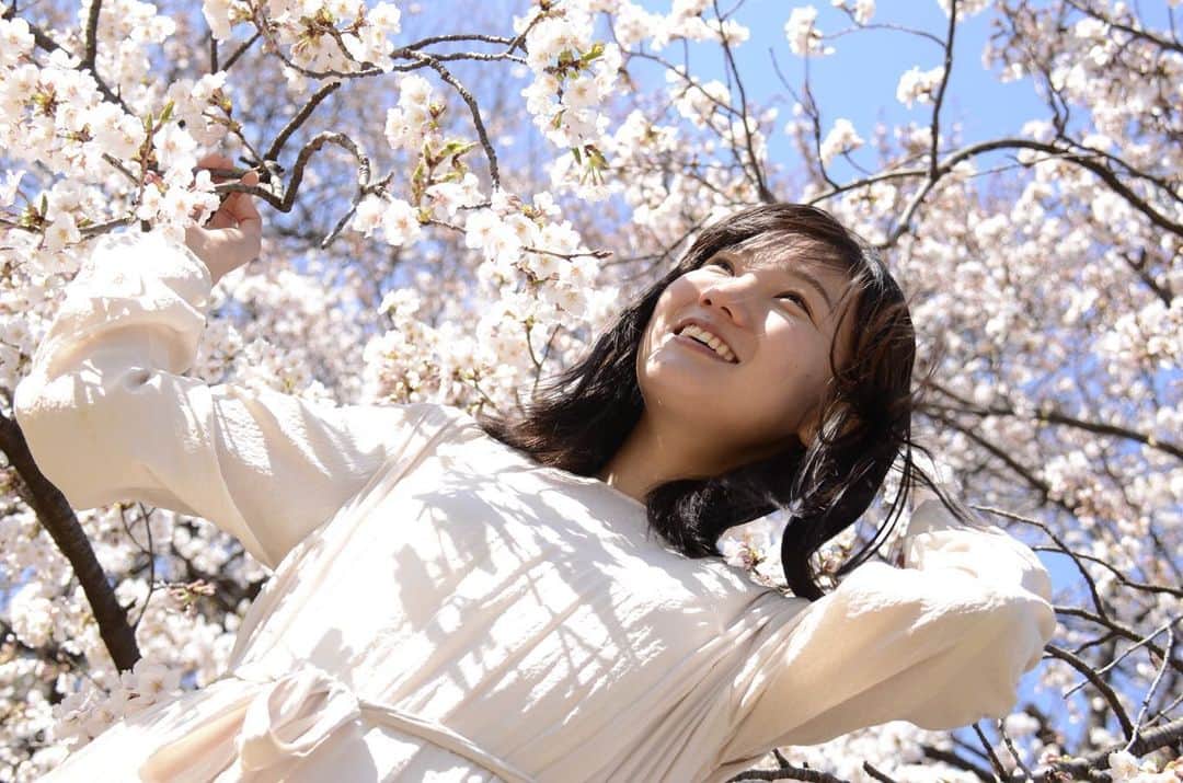 山崎丹奈のインスタグラム：「. 先日写真撮ってもらいました。 桜の季節🌸 とっても綺麗だった… 📷匠さん(@ta93k )」
