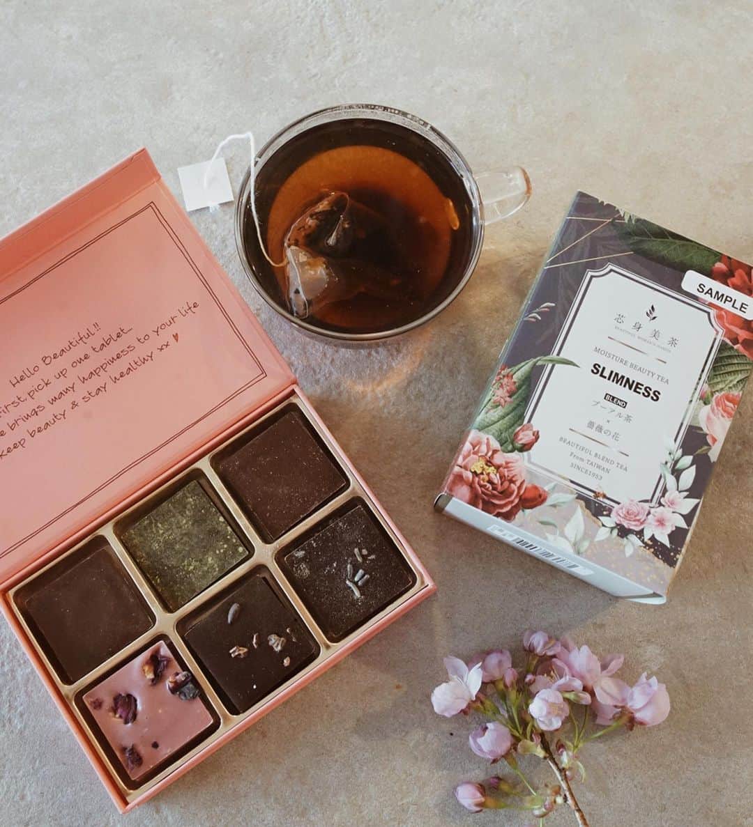 喜田彩子さんのインスタグラム写真 - (喜田彩子Instagram)「﻿ ﻿ @biople 2020年春夏の最新のナチュラルオーガニックアイテムが届きました♡﻿ ﻿ 今夜のLiveのお供にピンクの箱が可愛いチョコ﻿ と薔薇の花とプーアール茶の芯身美茶をチョイス🍫﻿ ﻿ カカオたっぷりチョコレートは、カカオの美容効果に着目したブランドYAECO×biopleのコラボ！﻿ 見た目も可愛くてテンション上がります🌸﻿ ﻿ 台湾茶の芯身美茶はシミ・シワ予防、脂肪吸収を抑えたり、PMSの暖和にも効果のあるお茶🍃﻿ ﻿ ﻿ この二つでリラックスしながら、Liveするね！﻿ 後ほど〜♡♡﻿ ﻿ ﻿ ﻿ @biople﻿ #bioplefes #ビープルフェス #biople #チョコ #chocolate #リラックスタイム #お家お茶﻿ @aromafrance @ecostore.jp @ruhaku_japan @lilay0510 @aroma_pathi @cogit_beauty @drinkshakatea @tenrenstea @yaeco.official @mastiha.jp ﻿」3月27日 21時02分 - ayacokida