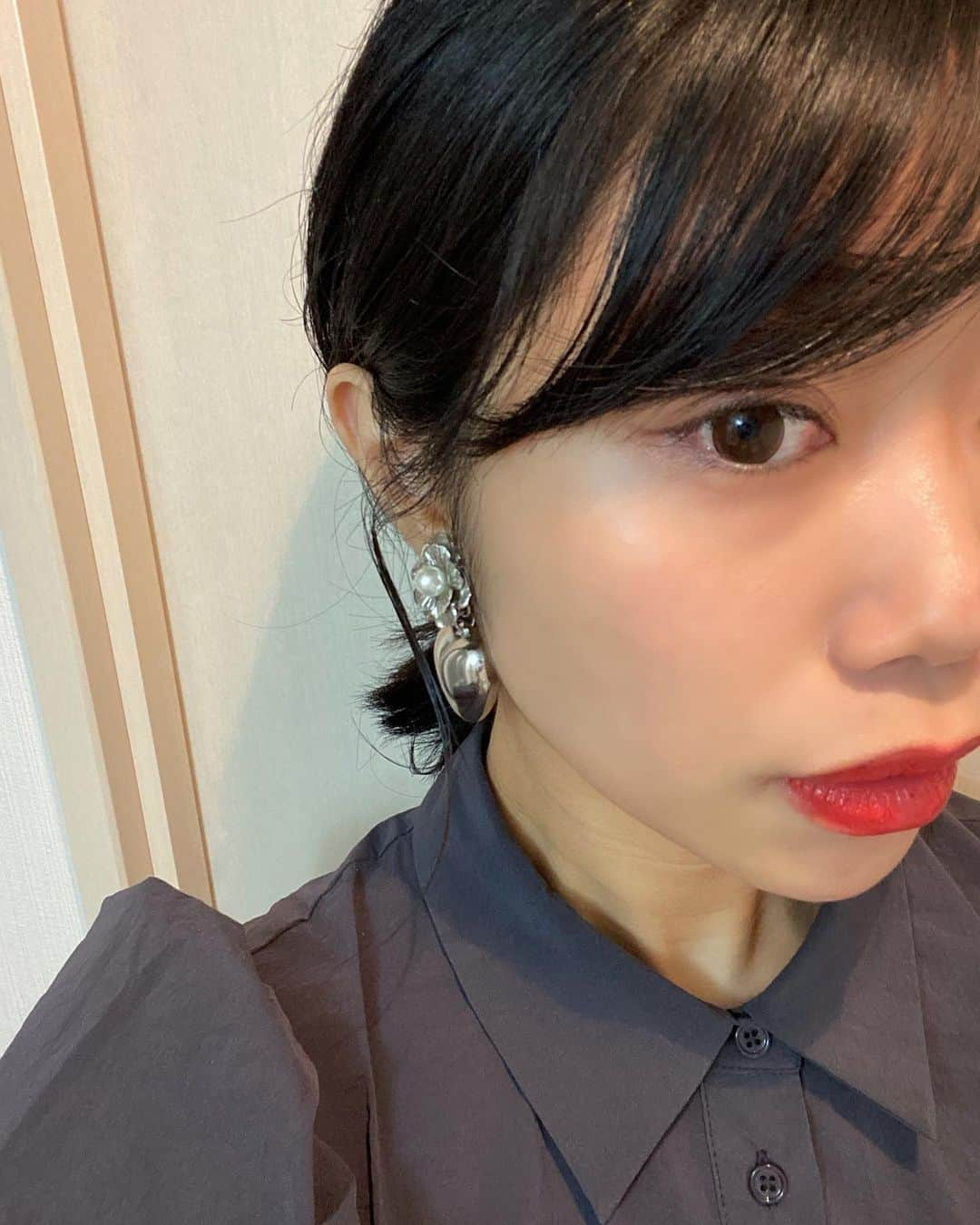 中島奈津希さんのインスタグラム写真 - (中島奈津希Instagram)「🧴🧴🧴﻿ ﻿ ﻿ ﻿ ﻿ ﻿ 最近、﻿ マスクを付けてるからか﻿ エアコンのせいなのか﻿ お肌の乾燥が気になるので﻿ ﻿ #aesop (@aesopskincare )で#スキンケア を買い足したよ！﻿ ﻿ ﻿ ﻿ 右から﻿ ☑︎#カミリアフェイシャルクリーム (保湿クリーム)﻿ ☑︎#フェイシャルエッセンス (美容液)﻿ ☑︎#アイセラム (目元用美容液)﻿ ﻿ ﻿ ﻿ ﻿ ﻿ ﻿ 全部リピートアイテムなのだけど、﻿ 特に保湿クリームは毎晩使ってるから﻿ ないと焦る。笑﻿ 保湿力が高いのにベタつかないのがお気に入りです。﻿ ﻿ そして、﻿ 美容液もスッと浸透してくれて水分量が増える感じがする！﻿ ビタミンCでくすみやお肌のキメを整える効果もあるみたいなので、﻿ この美容液使ってる時と使ってない時と﻿ やっぱり違うなと思ってゲットしました。笑﻿ ﻿ ﻿ 久しぶりに買ったアイセラムは﻿ 夜だけじゃなくて﻿ お化粧の上からも使えるの🥺❤️﻿ 夕方ぐらいになると乾燥が気になって﻿ #エリクシール の#つや玉ミスト を使うのだけど、﻿ 目元の乾燥が特に気になるから﻿ 追加で使ってみようかなと♡﻿ 香りも良いから癒し効果もあるし、﻿ 適度につやが出るのでこれからめちゃくちゃ重宝しそうです！﻿ ﻿ ﻿ ﻿ ﻿ ﻿ ﻿ 最近、﻿ 化粧水と乳液も新しいのにしたから﻿ お肌の調子が良くなってきた気がする👀﻿ (4枚目👀)﻿ ﻿ スキンケア需要無さそうだけど﻿ 自分用メモがてら良さそうなものがあったら﻿ また紹介します📝💭❤️﻿ ﻿ ☁️☁️☁️☁️☁️☁️☁️☁️☁️☁️☁️☁️☁️☁️☁️☁️﻿ #aēsop#aesopskincare#skincare﻿ #イソップ#イソップスキンケア#スキンケア﻿ #お気に入りスキンケア#お気に入りコスメ」3月27日 21時04分 - nakajima_natsuki