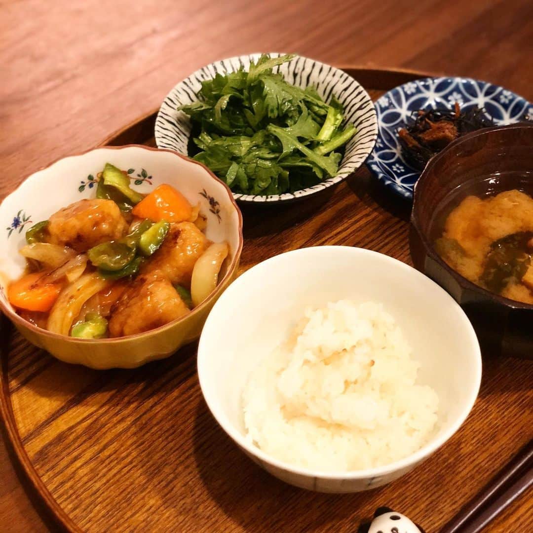 のインスタグラム：「作り置きのミートボールを使って酢豚定食。﻿ ﻿ こんな時だから、美味しいー！と、思えるご飯を食べる事が大切。﻿ ﻿ 冷凍食品やレトルト、カップラーメンがスーパーから消えてますが、普通に食材買って調理してご飯食べた方が健康には良いんじゃね？と不思議に思う今日この頃です。﻿ ﻿ みんな家から出ないなら、楽しくご飯作りましょ❤️﻿ 防災食として置いていても、カップ麺は意外と賞味期限が短いのでひとり暮らしや2人暮らしだと消費しきれない場合があると思います。 ﻿ ﻿ちなみに最近私の中では春菊がブレイク中です。  #きょうのごはん﻿ #適当ごはん﻿ #おうちごはん﻿ #おうちごはんlover﻿ #ゆるめし﻿ #japaneasefood﻿ #クッキングラム﻿ #ひとりごはん﻿ #夜ごはん﻿ #酢豚﻿ #春菊﻿ #ひじき﻿ #お味噌汁」
