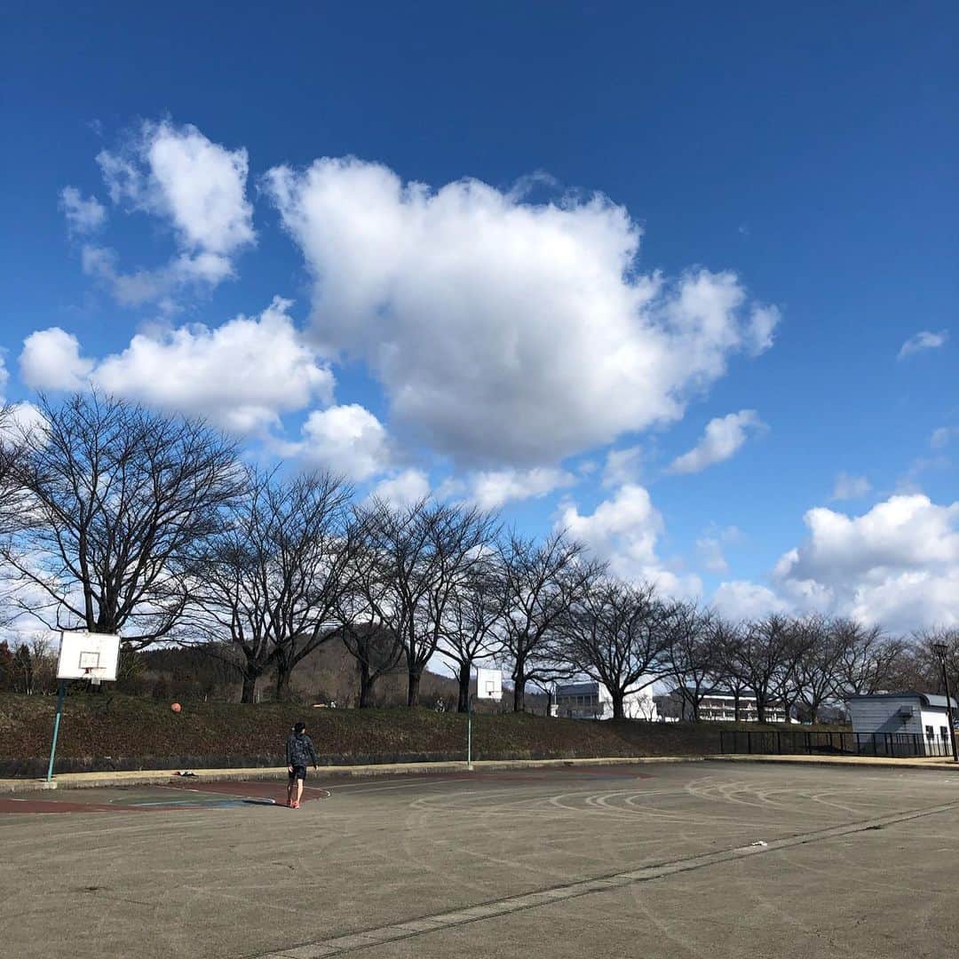 甘糟記子さんのインスタグラム写真 - (甘糟記子Instagram)「秋田2日目は午前中外遊び！  天気が良くて、自然に囲まれてとにかく気持ち良い！！ 沢山遊ぶところがあるから羨ましいな〜！ 私たちは野球したり、テニスの壁打ちしたり、、、、。 とにかく天気の良い日は体を動かして(o^^o)  貴重な時間です(๑>◡<๑)  #角館#秋田#晴天#息子殿姫#息子殿#姫#外遊び#壁打ちテニス#野球」3月27日 21時07分 - norihey924