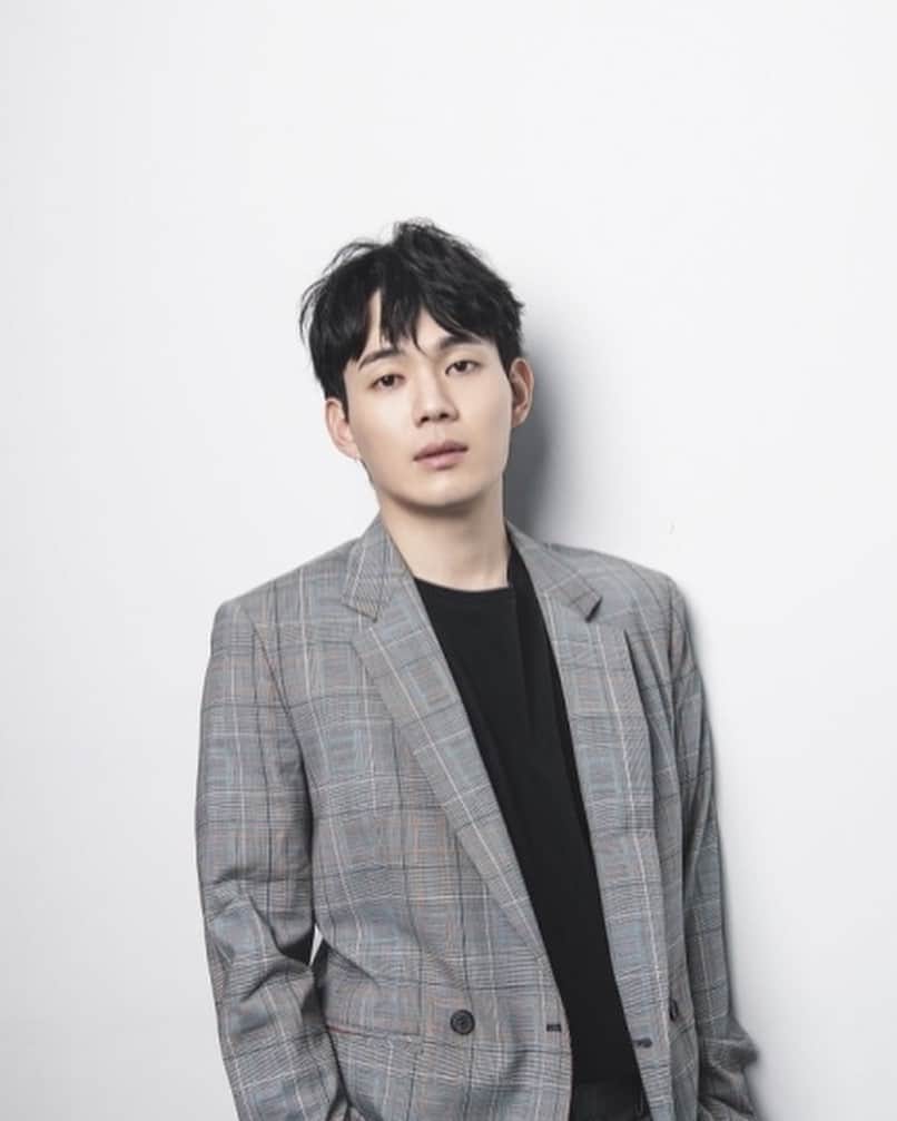 リュ・ギョンスのインスタグラム：「모르겠어요 그냥.. 이태원클라쓰를 마치고 인터뷰를 하러 다니면서  배우를 하고 싶다고 꿈꾸고 치열하게 움직여왔던 지난 시간 들이 많이 생각나서 울컥했던적이 한두번이 아니에요..좌절 하기도 하고 막막하고 힘들어 했던 짧다면 짧고 길다면 긴 그 시간동안 희망을 가지고 저를 붙잡아 줬던 건 소중한, 몇 안되는 제 주변 동료들이었어요. 그래서인지 인터뷰 내내 그 이야기 들을 하게 되네요.  고마웠어요. 보답할게요.  모두가 나 하나 신경쓰기도 벅차고 다른 것들에 관심을 돌리기 어려울 정도로 다들 힘들어 하시는 요즘, 많은 관심과 사랑 주셔서 몸둘바를 모르게 감사드립니다. 한 없이 부족하고 모자란 저란 인간. 지금은 많이 부족해요. 정말 부족해요. 하지만 더욱 더 단단해지고 성장해서 작게나마 웃음과 희망을 드릴 수 있는 그런 ‘인간’이 되겠습니다. 힘내세요! 그렇게 또 다시 해가 뜰겁니다. 사랑하고 또 사랑합니다.」