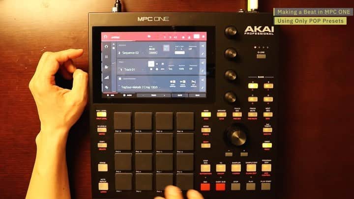 のインスタグラム：「ひさびさにKREVlog 「MPC ONEに入っているデモソングの音だけでBEAT MAKE 」をYouTubeにアップしました。 自宅で過ごす方々の為に長めの編集にしてあります。 是非ご覧ください。  #KREVA #beatmake #MPC #MPCONE #AKAI」