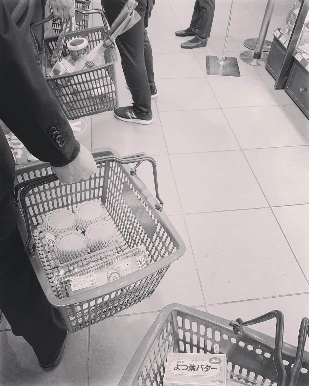 大月さゆのインスタグラム：「at supermarket ニュースやSNSから情報は入っていたけど、スーパーの混雑具合に驚いた😳 買い占めてしまう方がいて困っている人がいるとのことでしたが、いざ現場の人混みの中にいてみると「買わなきゃ」という気持ちの根底に「生きなきゃ」があって🧐いつもの買い物とはやはり違う空気感。生きる＝食だから、当たり前か🤔しかも、明日からスーパーがお休みになるから、いつも以上に生鮮食品がお買得になってしまっているという購買意欲をかき立てられざるおえない状況。 各自、必要分をカゴに入れる努力を、、もちろん私もである、、 マスク　手洗い　うがい。 そして朗らかに。  #レジまでの長蛇の列の後ろの方で」