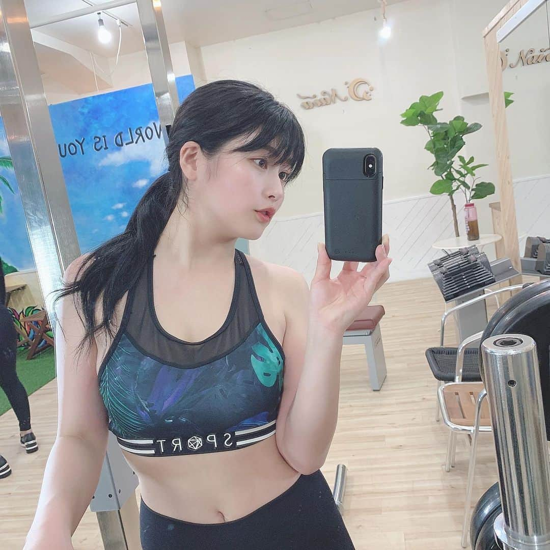 ちとせよしのさんのインスタグラム写真 - (ちとせよしのInstagram)「@naia__gym さんへ︎︎︎︎☺︎ 動画は背中のトレーニングだよん！ ここのところしっかり週2で通えてて嬉しいな〜！\( ´˘`)/ 最近引き締まったねって言って頂けること多くてやりがいを感じてます🥳🥳🥳 ･ ･ ･ #gym #workout #fitness #selfie #champion #ナイアジム #ボディメイク #ワークアウト #フィットネス #トレーニング #トレーニング女子 #ジム #ダイエット #筋トレ #筋トレ女子 #腹筋 #腹筋女子 #ファッション #コーデ #減量 #パーソナルトレーニング #健康 #美脚 #モデル #ヒップアップ #ダイエットアカウント #筋トレ動画 #トレーニングウェア #ジムウェア #セルフィー」3月27日 21時13分 - chitose_yoshino