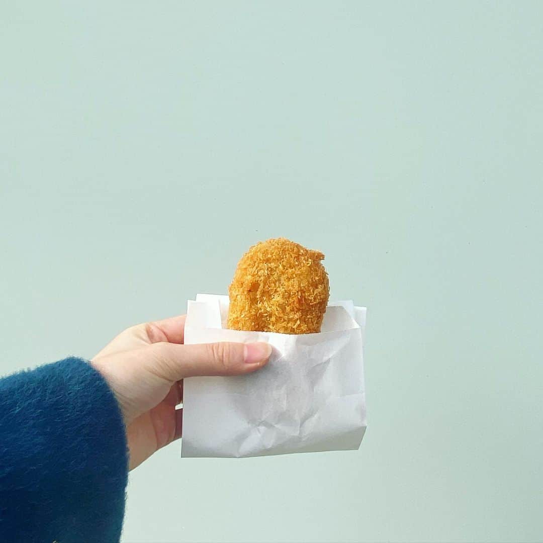 のインスタグラム：「料理上手の母（架空）が作るホックホクのじゃがいもが主役のじゃがいもでしかないコロッケ🥔 ってのがどうも私の理想にあって そのせいでだいたいどれ食べても肉主張しないで〜 とか肉じゃがみたいに甘くしないで〜 とか 胡椒効かせすぎないで〜とか変に化粧しないで〜（デパ地下のコロッケおしゃれすぎない？）とか いちいち引っかかっちゃうんですけど 出会ってしまったんだよね理想にかなり近いコロッケに…… それがさぼてんの「ジャガイモの明太マヨコロッケ」です！！！明太マヨは正直どちらでもいいんですけどこのコロッケの芋がさあ 結構大振りにどすどす入ってめっちゃホクホクで 芋食べてら〜って実感があるんだよね(今金男爵使用)  でも３末までの限定なんだって〜　寂しいよ〜近頃の私のベストおやつ〜 #味なテイクアウト」