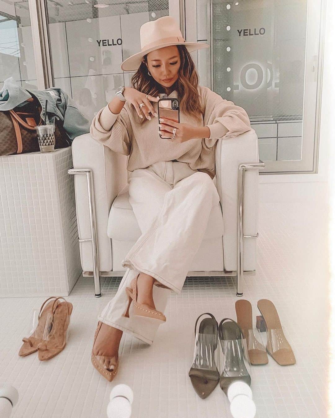✷kana✷のインスタグラム：「👠 @yelloshoes_official . SS可愛すぎてやばいわ〜 オンラインにはまだないコレ、 欲しかったんだけどまさかの Sサイズが大きくて断念😭 写真だけでも記念に。笑 . 悩んだ挙句決めたのは ウエッジの使えるベージュさん♡ 届くのがたのしみ♡ 新しいヒールってほんとに わくわくするよね♡」