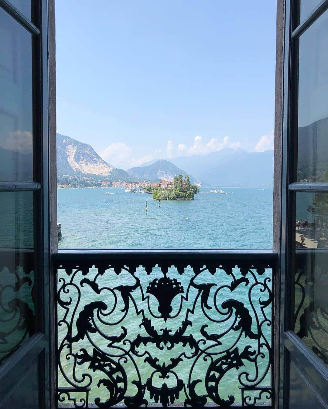 BEAUTIFUL DESTINATIONSさんのインスタグラム写真 - (BEAUTIFUL DESTINATIONSInstagram)「@itsmefoodie_ 's view of Lake Maggiore ☀️💙 A beautiful lake located on the south side of the Alps. What are you grateful for today? (📸: @itsmefoodie_ 📍: Lago Maggiore, Italy) #StayHome #BeautifulDestinations」3月27日 21時25分 - beautifuldestinations