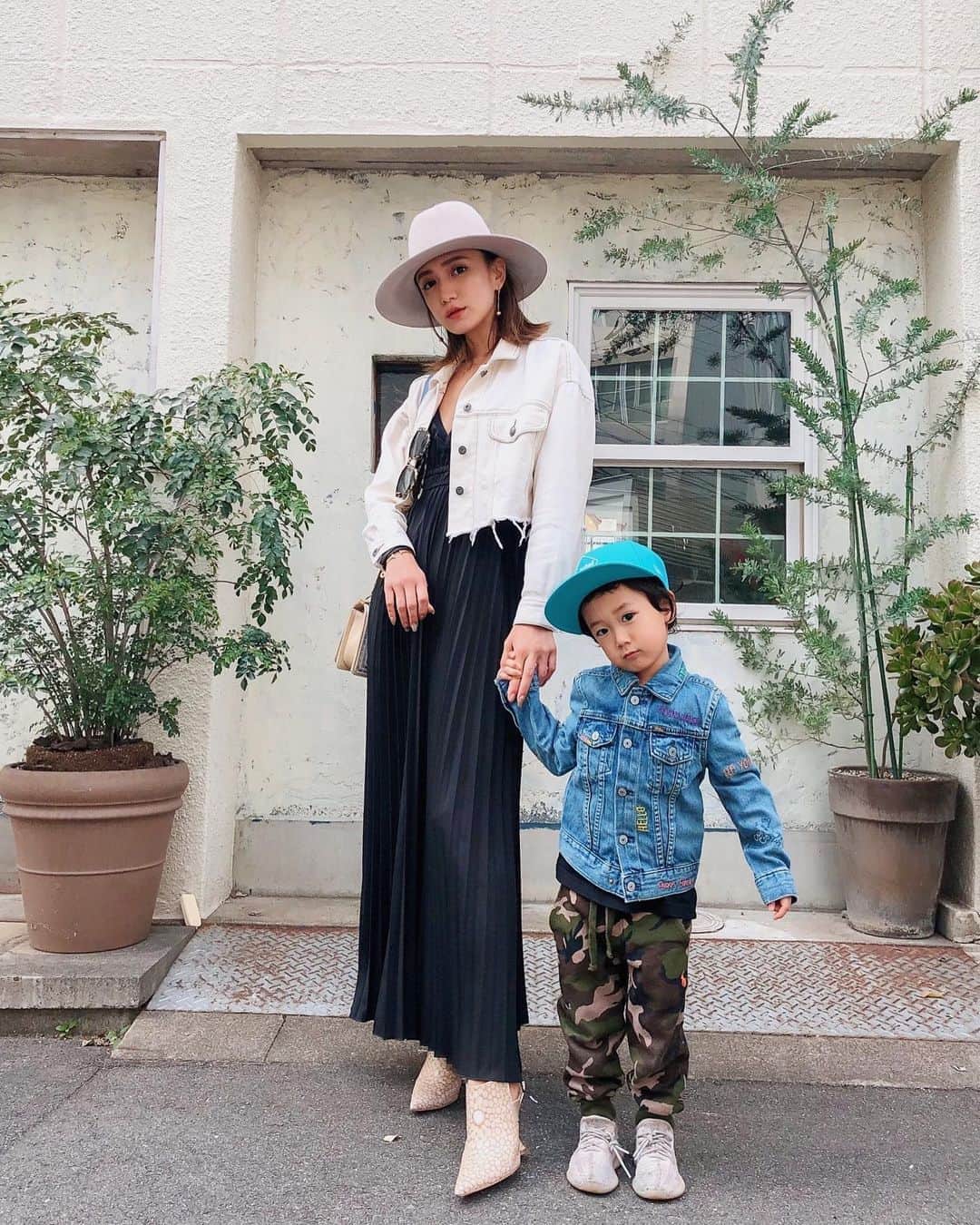 谷口紗耶香のインスタグラム：「@fifth_store  こんなん欲しかったー👏🏽 しっかりと長さのある丈と　深Vネックのマキシドレス♡ 生地もシワにならない素材で mama的には💯❣️ ・  #プリーツギャザーシフォンブラウス #フィフス#fifth#fifthtl#ootd  #instamodel#instaootd#ootd#model#japanesemodel#sayakataniguchi#shooting#kawaii#girl#mama#instafashion#japanese#today#cute#拍照#可爱#今天的衣服#谷口紗耶香#时尚#패션#귀엽다#일본인#촬영#親バカ部#ママリ#ママコーデ」