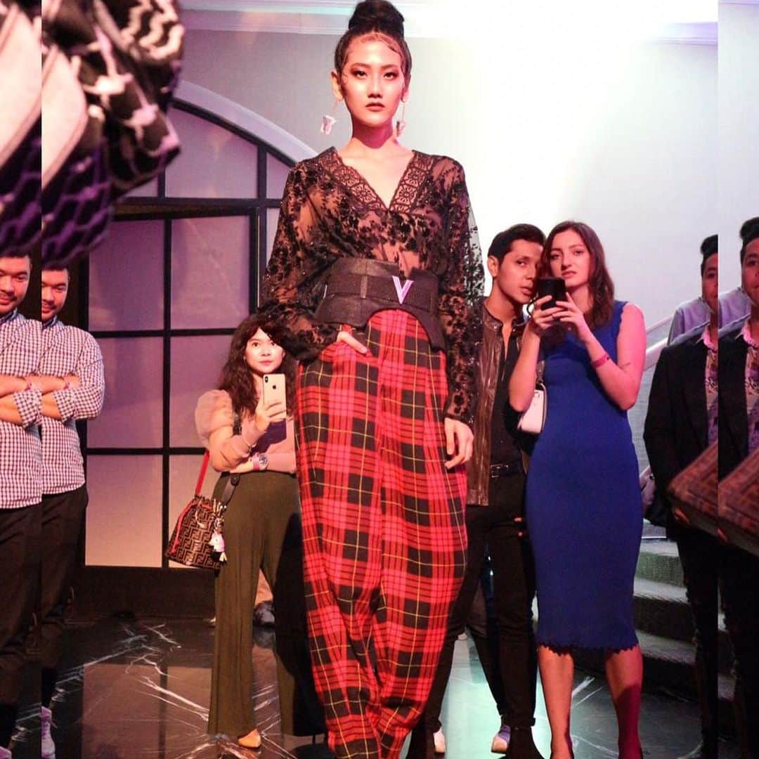 Ivan Gunawanさんのインスタグラム写真 - (Ivan GunawanInstagram)「. “ Fashion is about suspense, surprise and fantasy. It’s not about rules. Simplicity is the keynote of all true elegance “ . . #ivangunawan #fashiondesigner #indonesianfashiondesigner #orodavinci #YTUtamaPutraXIGUN」3月27日 21時30分 - ivan_gunawan