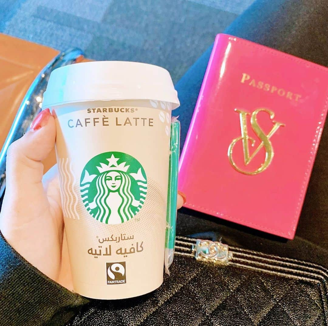 駄原杏里沙さんのインスタグラム写真 - (駄原杏里沙Instagram)「＊ カタール空港で買った#スタバ ☕️💕 アラビア語で書いてあって なんとなく買ってみたらとても甘くて 全部飲みきれなかった、、😂笑 ・ ・ #travel#tabijyo#paris#france #qatar#qatarinstagram#chanel #travelgram#camera#victoriassecret  #カタール#ドーハ#ドーハ空港  #スターバックス#物価高すぎた #懐かしい思い出#女子旅#空港#旅行好き #海外旅行#タビジョ#海外の思い出#空港好き  #シャネル#旅行好きな人と繋がりたい」3月27日 21時31分 - arisadahara_bl8m