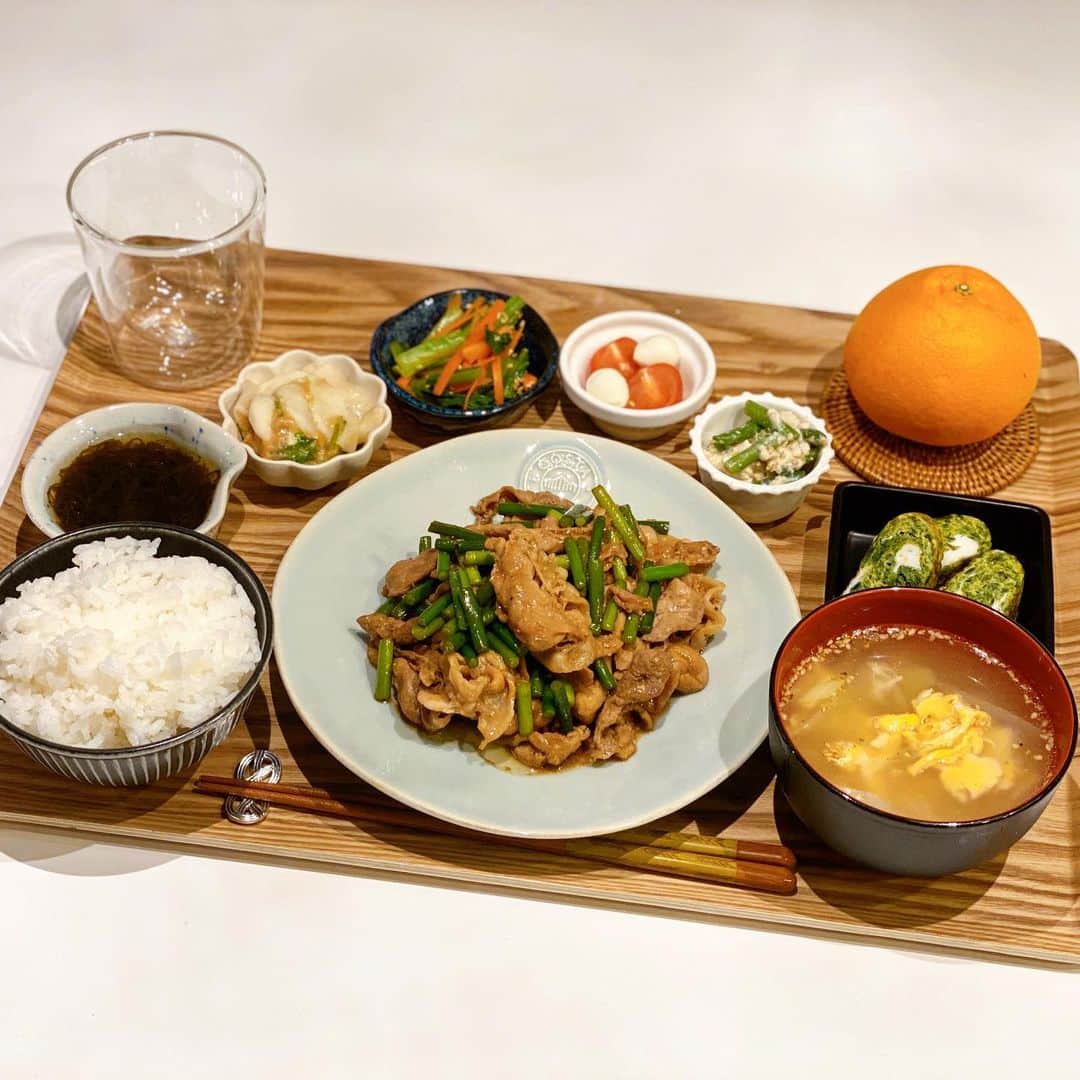 姫野れみのインスタグラム：「今日の #石毛家の食卓 👨🏿‍🍳♡ 雨で買い物に行けなかったので 冷蔵庫にあるもので常備菜２品を入れた簡単メニュー✨ 国産のニンニクの芽を見つけて 迷わず買ってあったものを豚もも肉と♡ お味噌汁にしようと思って買ってあったあおさは スープに変更されて卵焼きにinしました😂 小松菜のナムルの葉の部分は娘の離乳食に♩♩  外に行く機会が減って写真がないので ご飯ばかりの投稿になってすみません😢  🐷#豚もも肉とニンニクの芽スタミナ炒め 🥬#小松菜と人参のナムル 🍳#あおさの卵焼き 🌊#もずく酢 🥚#かぶの梅味噌和え 🥒#いんげんの白和え 🍚#白米 🍲#卵スープ 🍅#カプレーゼ 🍊#はるみ  #アスリートフードマイスター #料理 #和食 #夕食 #アスリート飯 #夕飯 #夜ご飯 #晩ごはん #夜ご飯 #夕ごはん #夜ごはん #和食ごはん #手作り料理 #手作りごはん #おうちごはん #レシピ #dinner #food #cooking」