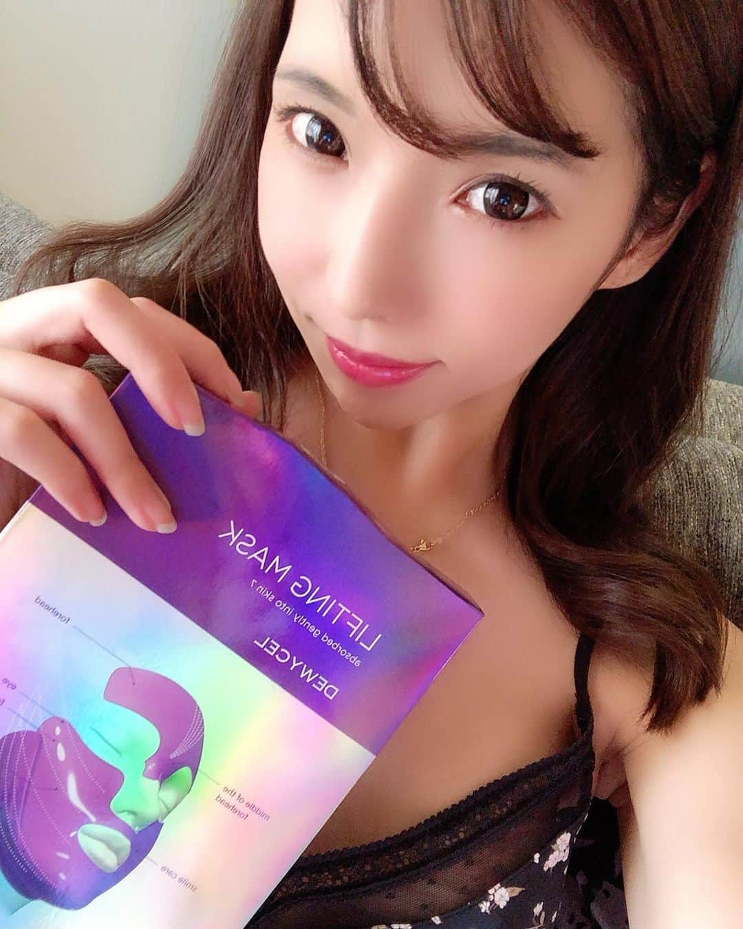 早川瀬里奈のインスタグラム：「デュイセルのシートマスク ずっとプライベートケアマスク使ってたんだけど、このリフティングマスクも試してみたら、めっちゃ上がった！ フェイスラインのたるみ取れる😇 韓国なかなか行けなくなっちゃったけど、デュイセルはAmazonでも買えるからめっちゃ便利✨ @dewycel_japan  #もちろんプライム会員です #デュイセル #dewycel #シートマスク#韓国コスメ」