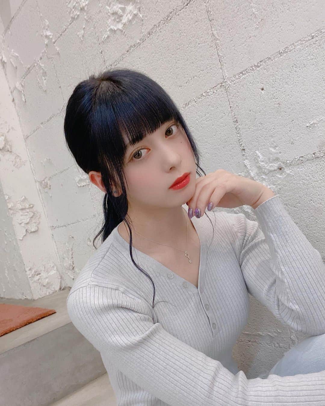 羽島めいさんのインスタグラム写真 羽島めいinstagram 風強いから髪まとめてもらった ヘアカラー ブルーブラック 前髪 ポニーテール レウィン 3月27日 21時37分 Mei Kmyd