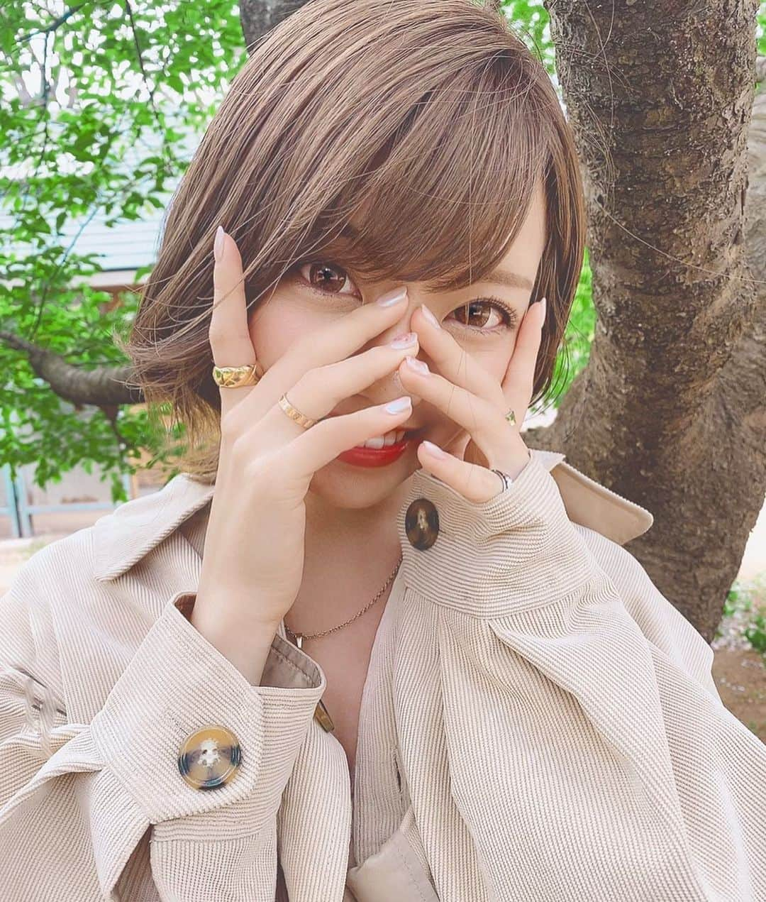 みきでりさんのインスタグラム写真 - (みきでりInstagram)「新入り指輪ちゃん💛 ずっと人差し指付ける用に ゴールドの指輪を探してたんだけど ついにソレイユでゲットしたよ✨ ㅤ ㅤ こういう存在感のあるリングが 欲しかったからドツボです🙆‍♀️💮 あとは中指が親指になにか付けたい🎵 ㅤ ㅤ ちなみにクーポンコード 「soleil1101」で300円引きに なるからぜひ使ってね😉✨✨ ㅤ ㅤ ㅤ ㅤ  SHOP: @soleil_jewelry1995 ㅤ ㅤ ㅤ ㅤ ㅤ ㅤ ㅤ ㅤ #ショートヘア#ショートカット#ショートボブ#ショート女子#外ハネボブ#ウルフ#デートコーデ#女子会コーデ#ワンピース#ベージュコーデ#カジュアルコーデ#大人可愛い#お気に入り#カラコン#sunglasses#サングラス#pierce#ピアス#necklace#ネックレス#jewelry#アクセサリー#accessory#ring#指輪#ゴールドアクセサリー#ゴールドリング#軟骨ピアス#指輪選び」3月27日 21時41分 - mikidelicious