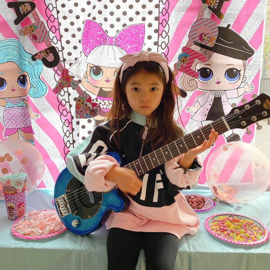 西山美希子さんのインスタグラム写真 - (西山美希子Instagram)「今日は娘のお誕生日 毎年かなりの労力をかけて笑 大きな誕生日パーティーを開いているけど 今年はさすがにキャンセルします  こんな時だからこそ お誕生日気分を高めてあげたくて 今日はおうち中をデコレーションして 身内だけのの小さなパーティーでお祝い  プレゼントは念願のブルーのギター お友達がプレゼントを持って寄ってくれたり ビデオレターやメールがたくさん届いて とてもハッピーなお誕生日となりました  思いおこせば７年前 ちいさな娘の手が 私の指をぎゅっと掴んだあの日  あの日から毎日 道を渡るとき　 学校に行くとき お布団に入って眠りにつくまでの間 映画の怖いシーンを観るとき 娘と手をつなぎます  そしてこの手を離すとき なんだかちょっと不安な気持ちになります  お母さんになって 子どもが大きくなってきて 初めて気付いたこと  それは笑顔で送り出すことの難しさ  私の可愛いベビーが心配で心配で 出来るならすぐにでも 連れ戻したくなっちゃうw  これから先 子どもたちの痛みや悲しみを知ったとき  その苦しみの重要さを教えて　 それを乗り越えられる力を 信じて見届けてあげることが出来るのだろうか  恋をして生きがいを見つけて キラキラ輝く娘が飛び立つ日に 手を離して笑顔で見送ることが 出来るのだろうか  いつか必ず 手が届かないところへ 羽ばたいてしまうから 今のうちにたくさん手をぎゅっと つないでおこう  お誕生日おめでとう  思いやりがあって優しい貴女がママの誇り  いつまでもいつまでも 貴女のままでいてね  #mygirl #happybirthday #iloveyou」3月27日 21時45分 - mariaclove
