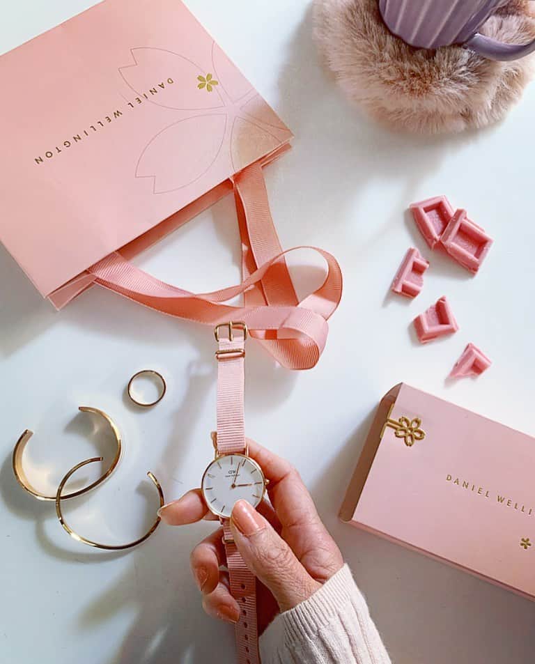 のインスタグラム：「#pinkpinkpink  自由に咲く花のように しなやかな女性 自らの個性を輝かせる姿 そんな女性の美しさを象徴するようなサクラ色 そんな想いをコンセプトに デザインされた Petite Rosewater 期間限定発売です❀ ・ DW公式直営店舗と WEBショップで使用できる 15％OFFクーポンコード ▶︎▷▶︎ ree2  2020/5/30まで有効です ・ ・ ❀4/20までフラワーシーズン限定ウォッチ ❀サクラの限定ラッピング ❀かわいいサクラのしおり 公式WEBショップにて数量限定です ・ ・ @danielwellington 公式HP https://www.danielwellington.com/jp ・ ・　 #danielwellington #ダニエルウェリントン #pink #timetoblossom #PetiteRosewater #watch #dw #桜 #春 #ピンク #spring #teatime #pinkchocolate #rubychocolate #vsco #vscam」