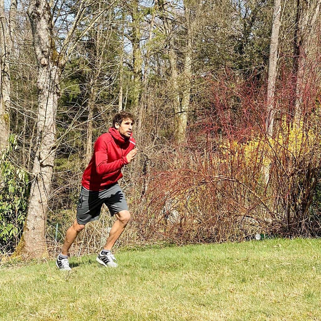 ハビ・マルティネスさんのインスタグラム写真 - (ハビ・マルティネスInstagram)「Home office vibes 🏃🏽 Keep moving and join my @adidas #hometeam 💪🏽 #stayfit #stayhome」3月27日 21時49分 - javi8martinez