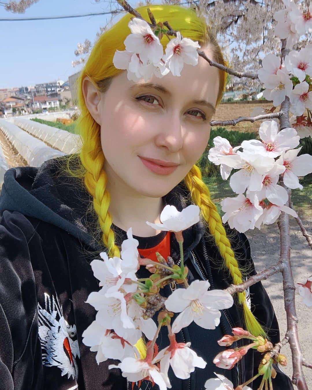 Anji SALZさんのインスタグラム写真 - (Anji SALZInstagram)「Yesterday @realjapanesegardens and I met in the countryside for a “social distancing hanami” 🤪🌸 I cycled 35km in total, there were distant greetings and our sheets had 1.5m distance 😂👌🏻 No food was shared either.  Such a nice way to see a friend again and enjoy a bit of spring time without compromising anyone’s safety. And it was a hell of a workout 😂  昨日は「ソーシャルディスタンス花見」をやってみた。🌸🌸 田舎に片道一時間半をサイクリング、友達とのシートを1.5メートルを離れたままで花見。食べ物もシェアしない。 久々に友達と会えて嬉しかった❤️ スーパーや散歩以外に家を出ない生活は3週間になりました。 皆さん、マジで家に居て下さいよ。今週末だけでなく！  #socialdistancing #japan」3月27日 21時50分 - salztokyo