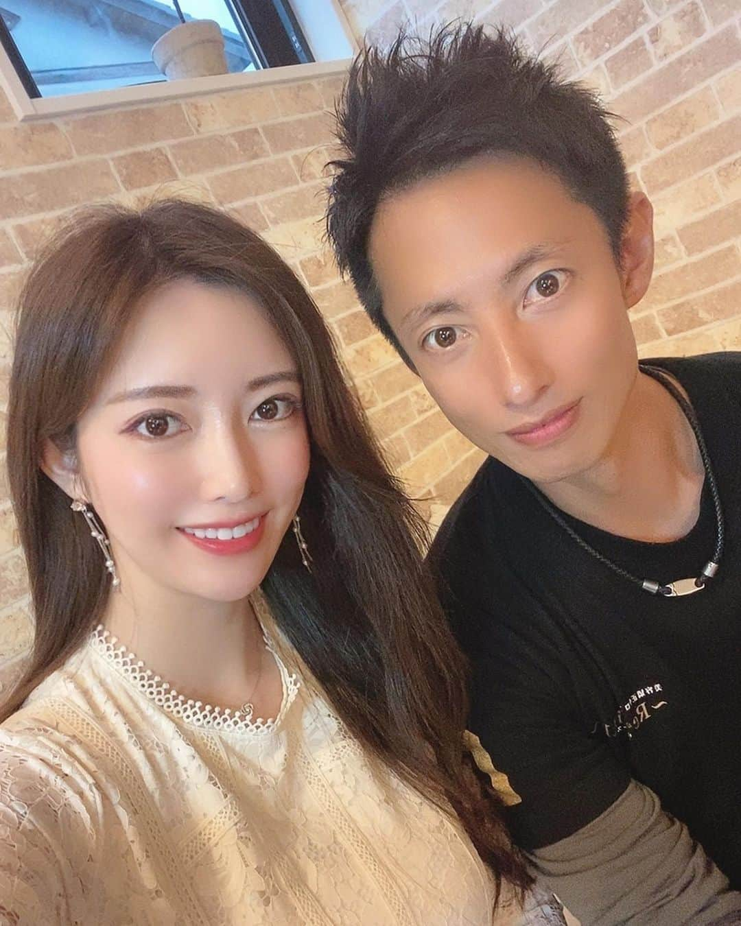 さわいえりさんのインスタグラム写真 - (さわいえりInstagram)「もぅ本当に最高〜ッ🥰  都内や県外からも通う人がいるという 大人気の美容矯正サロンに行ってきたよ💕 @rebirthfuji ・ 全身美容矯正で、気になっていた肋骨が引っ込んで お胸がおっきくなったの✨ あまりの変化に本当にびっくり！！ これはブライダルや水着の季節にも是非おすすめ❣️ ・ 筋肉も気持ちよくほぐれ、 姿勢の悪さや骨盤の歪みも改善されました♬  オイルマッサージでのお顔や首のマッサージは、 気持ちよくてうとうとしながら受けれます☺️ 見るからに小顔でフェイスラインくっきりなの！  最後はコラーゲンマシンでお肌ツルツル♬  代表の作見さんは地元一緒で楽しかったし、 またトータルビューティ受けたいなぁ〜💓 ・ ・ さわえりのインスタ見たで、 全身美容矯正+3Dフェイスメイク+コラーゲンマシン(通常¥20,520)→7,000円で受けれるよ  @rebirthfujiからDMで予約してみてね🏹 ・ ・ ・ ・ ・ ・ ・ ・ ・ ・ ・ #富士市整体#富士市小顔#富士市骨盤矯正#富士市美容整体#リバース美容矯正部#コラーゲンマシン#ココナッオイル#リポC#小顔矯正#富士市リバース#東田子の浦#静岡#整体#富士山#小顔#沼津市整体#沼津市小顔#沼津市骨盤矯正#沼津市美容整体#ろっかん式」3月27日 22時01分 - beauty_eri7