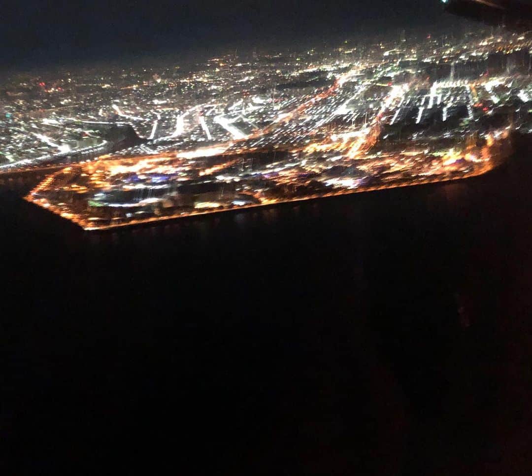 マイケル富岡のインスタグラム：「おそらく 上空からでしか分からないかもしれません…こんな国難の時も『夢の国』は まるでオープンしているかのようにヒカリ輝いています…何だか 希望を エネルギーを もらえたような… 嬉しいな 希望のヒカリ ありがとう 夢の国♡ 着陸前 上空より #positivevibes #praying #disneyresort #disneyland #disneysea #夢の国 #上空より #希望 #希望の光 #羽田着陸前 #thankyou #マイケル富岡 #俳優 #タレント #staysafe #love #readyforlanding #jal」