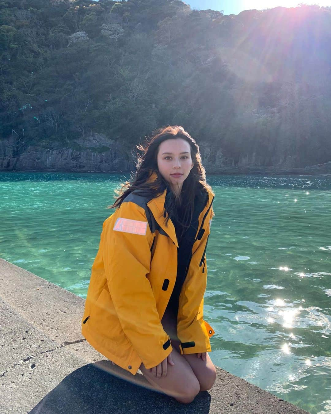 ALEXAさんのインスタグラム写真 - (ALEXAInstagram)「Photo-shooting underdressed in freezing weather is ok as long as you’ve got the polar expedition gear ✨🌍 @quarkexpeditions please take me with you next time, I need to see the penguins 😭💁‍♀️」3月27日 21時57分 - alexa_luczak