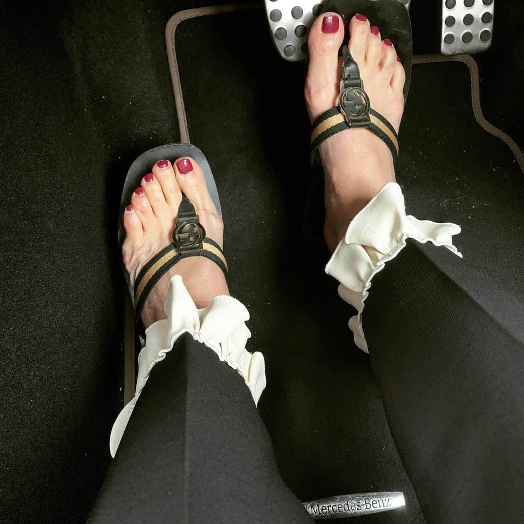 のインスタグラム：「Today’s * * 春が来たり、冬に逆戻りしてみたり。 今日はサンダル日和。 GUCCIのフリフリパンツ、やっぱり可愛い♥️」