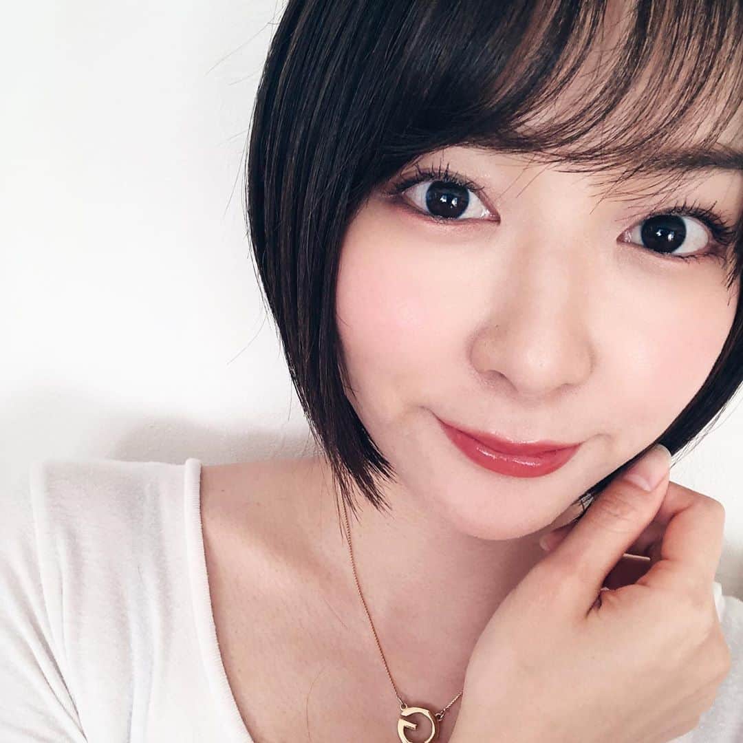 井咲アキのインスタグラム：「💫 ちょっと髪伸びたのわかる？？ ・ ・ ・ #髪伸ばし中#ショートヘア #ショートボブ#黒髪ショート #久々に髪伸ばすから楽しみ #鎖骨の下髪の毛ついてる笑笑」