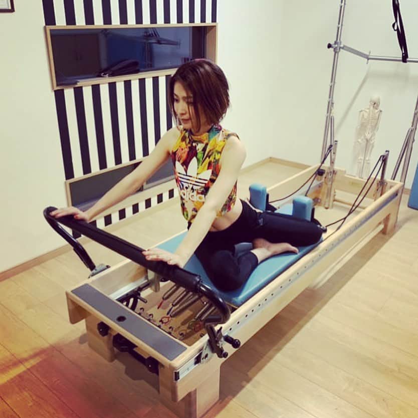 のインスタグラム：「籠もってるうちに トレーニングしたり、フェイスパックしたり断捨離したり  普段『やろう、やろう』と思いつつ できなかった事を思いっきりやると  思いの外　時間かかるし 充実する❣️ 私は、もっぱら pilatesと水回りのお掃除！😂 #コロナ対策 #コロナに負けるな  #トレーニング #腹筋女子 #2児のママ  #断捨離　#やる事リスト」