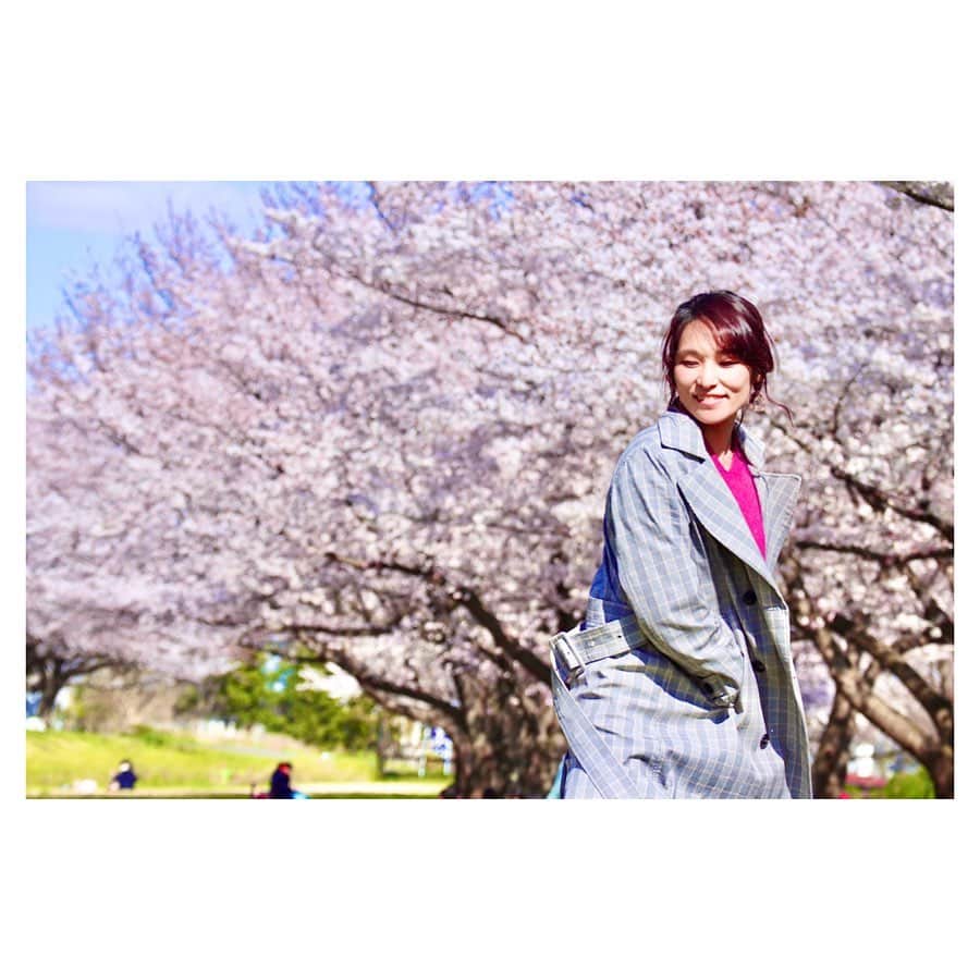 小林由佳のインスタグラム：「From this weekend  it's not allowed to see/enjoy cherry blossom anymore especially around TOKYO. ・ I was luck that even short time I could see cherry blossom my last day off. ・ so I would share such a beautiful view and share the spring🌸🦜 ・ 少し前だけど 少しだけ見られた桜と庭のどこかで鳴く鶯🌸¨̮」