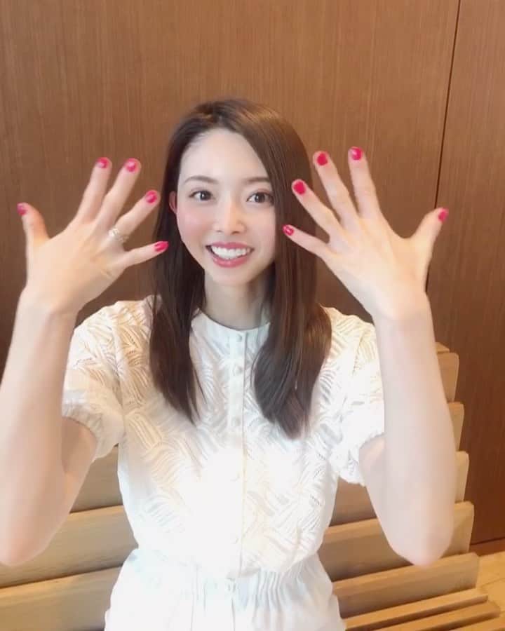 のインスタグラム：「【見惚れるツヤサラ髪になるヘアオイル】 “髪は顔の額縁”なので、自宅では髪のケアをしっかりするようにしています。 例えば、毎晩ドライヤーをするとき、ヘアオイルをなじませるのは絶対！　ツヤが出るうえ、触り心地がなめらかでサラサラになるので、ヘアオイルはマストアイテム✨  ポイントは、髪を半乾きにしてからなじませること。髪が濡れたままだとオイルがなじみにくいので、ドライヤーである程度乾かしてからオイルをなじませると、髪一本一本、内部までオイルで保湿できて、ハリコシのある髪になるんです✨  使っているヘアオイルの１つは、お仕事で使わせていただいてから好きで使っている『ロレアル パリ』のエクラアンぺリアル。 オイルだけどさらっとしていてなじみが良いのでベタベタしなくて、髪がしっかり潤って、表面はツヤサラになるのに、触れるとしっとりなめらかな指通りの髪になるところがお気に入りポイント💗  夜にドライヤーで乾かすときだけでなく、ストレートヘアを楽しむ日はスタイリング剤として使うことも😊なじませるときは、髪の毛の中間〜毛先にだけがキモ！　根元になじませると、トップがぺたんとしちゃいます💦  風が吹いたときや、動作で自分の髪が揺れたときに、ふわっとフェミニンな香りが漂うのも色っぽい🌹香水とはまた違う奥ゆかしい香り方で、ナチュラルにイイ香りがする人を演出できる✨ シャンプーの香りが嫌いな人はいないから、このヘアフレグランスのような柔らかい女性らしい香りもきっと万人ウケするはず🥀 ドラッグストアで購入できる気軽さも◎ロレアル パリのシャンプーも最高で、ライン使いすると香りにより深みが増します🌹🌹 #ゆいコス #ロレアルパリ #ロレアルパリヘアオイル #エクラアンペリアル #エクストラオーディナリーオイル #ヘアケア #ヘアオイル #自宅ヘアケア #プチプラコスメ #ドラストコスメ #艶髪 #美髪 #髪は顔の額縁 #lorealparis #pr #haircare #hairoil #oil」